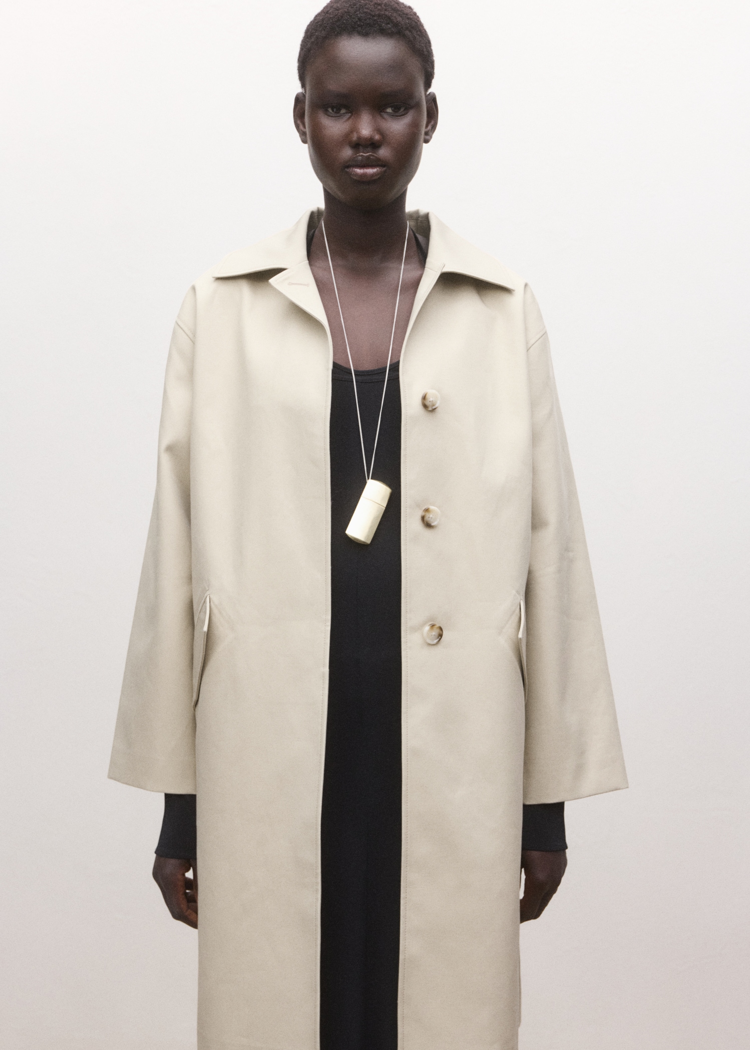 Тренч из 100% хлопка с карманами - Средний план