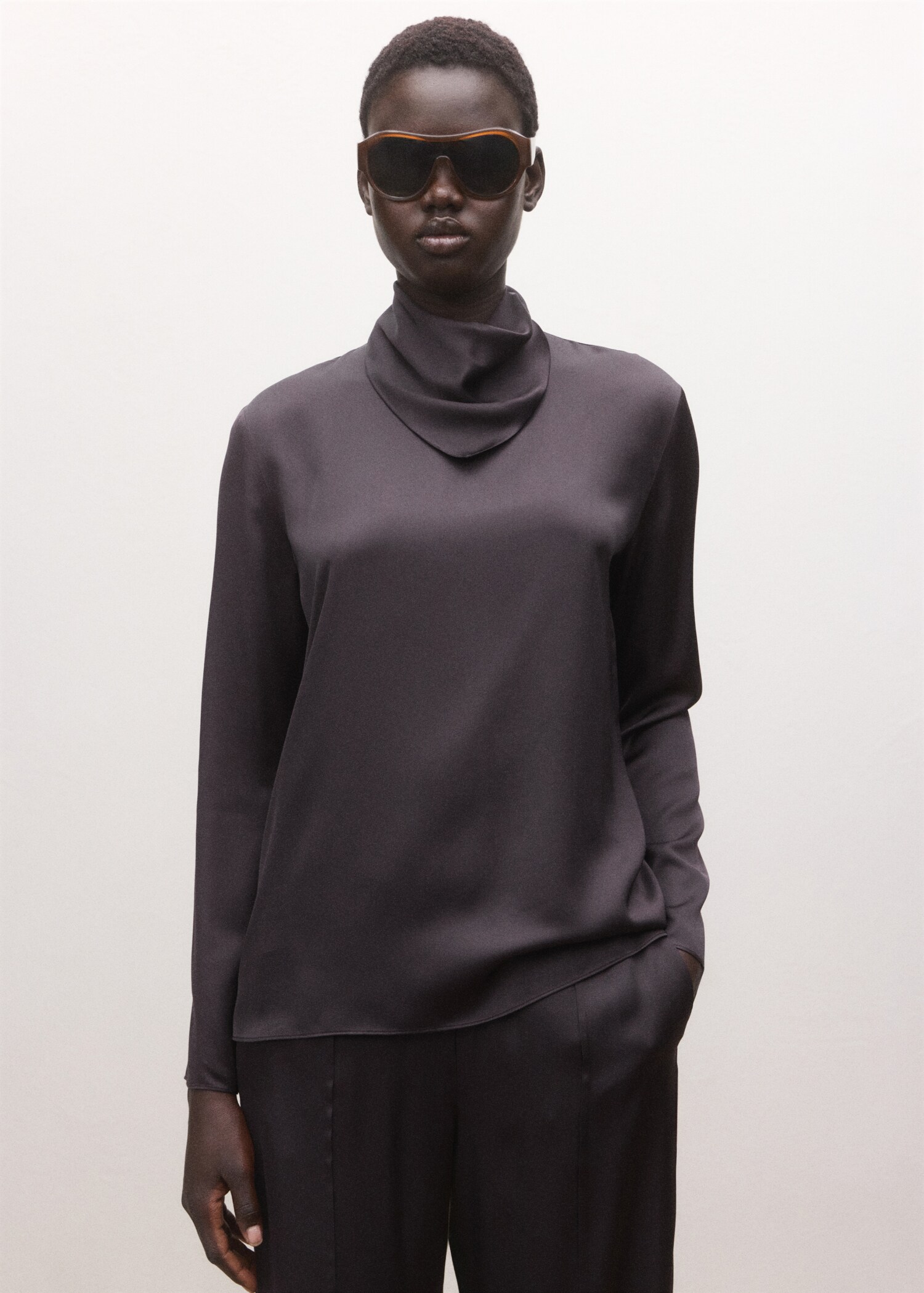 Satin blouse with a turtleneck - Medium plane