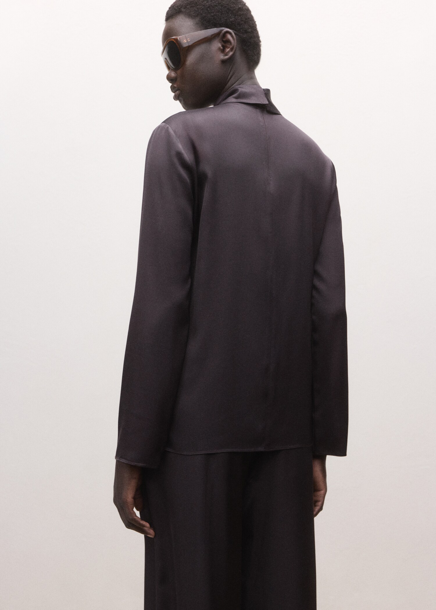 Satin blouse with a turtleneck - Reverse of the article