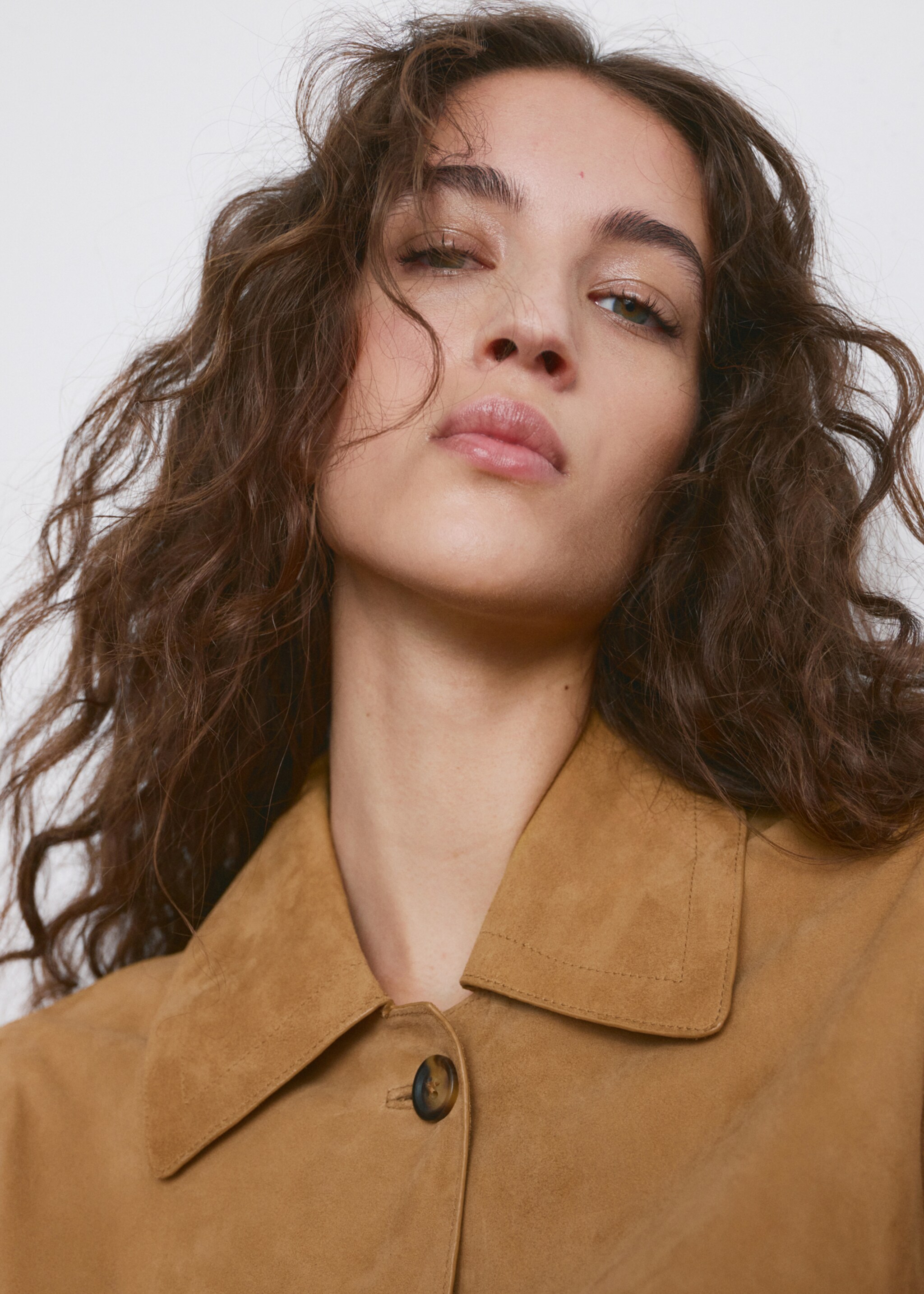 Chest-pocket suede jacket - Details of the article 1, Ochre. Ref: 27084788-00.