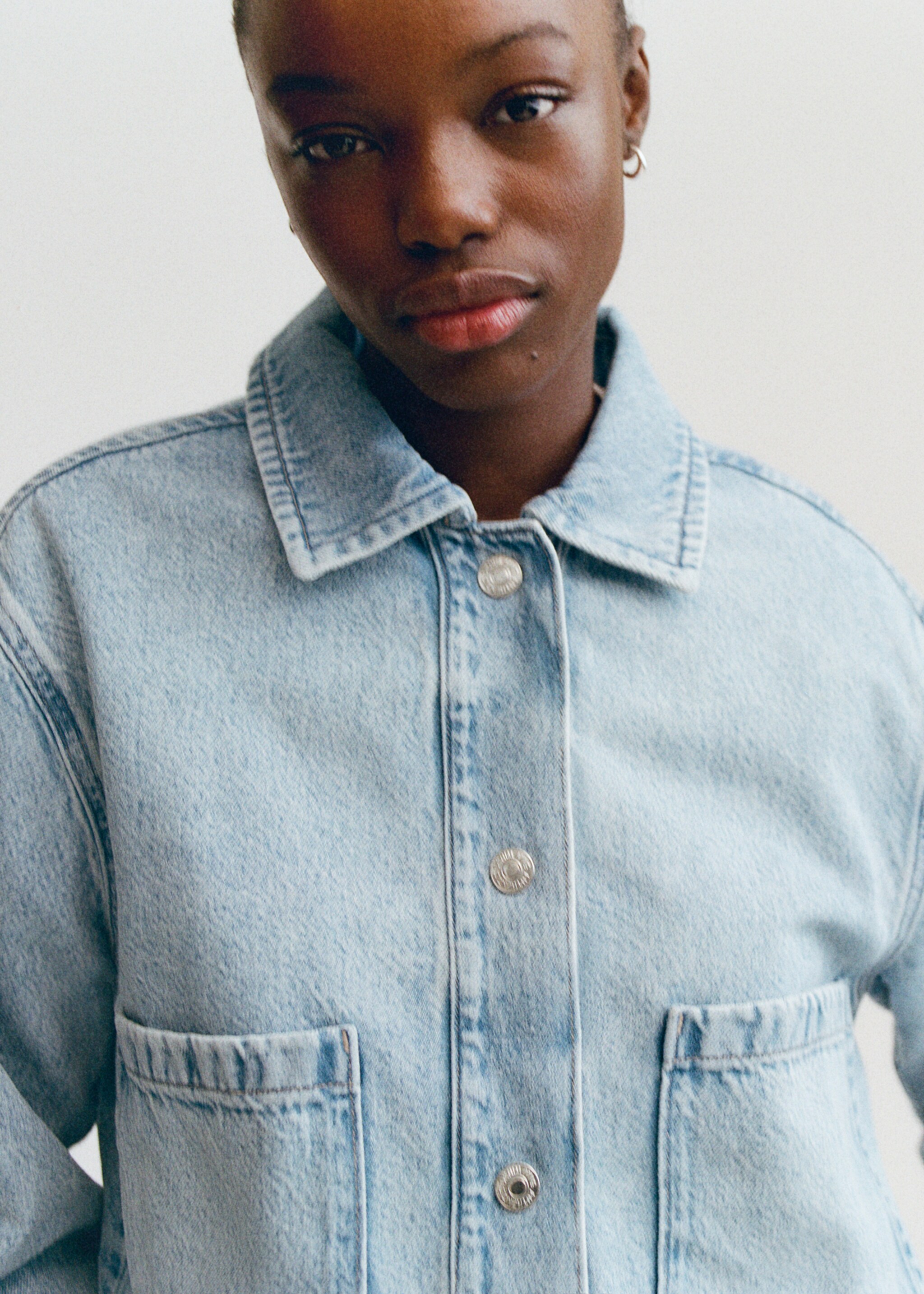 Denim jacket pockets - Details of the article 5, Medium Blue. Ref: 27085157-00.