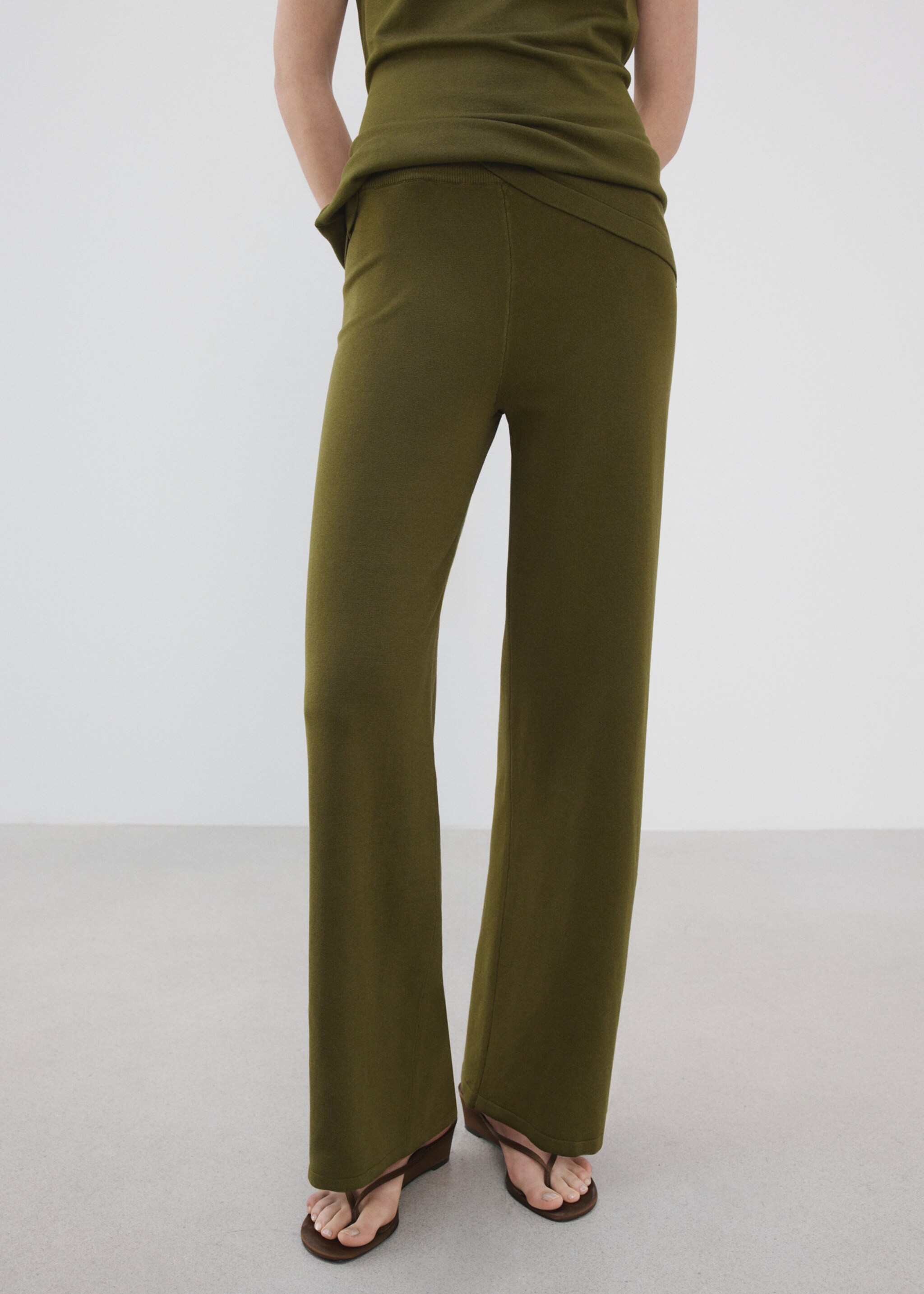 Fine-knit straight-fit trousers - Medium plane, Khaki. Ref: 27085820-00.