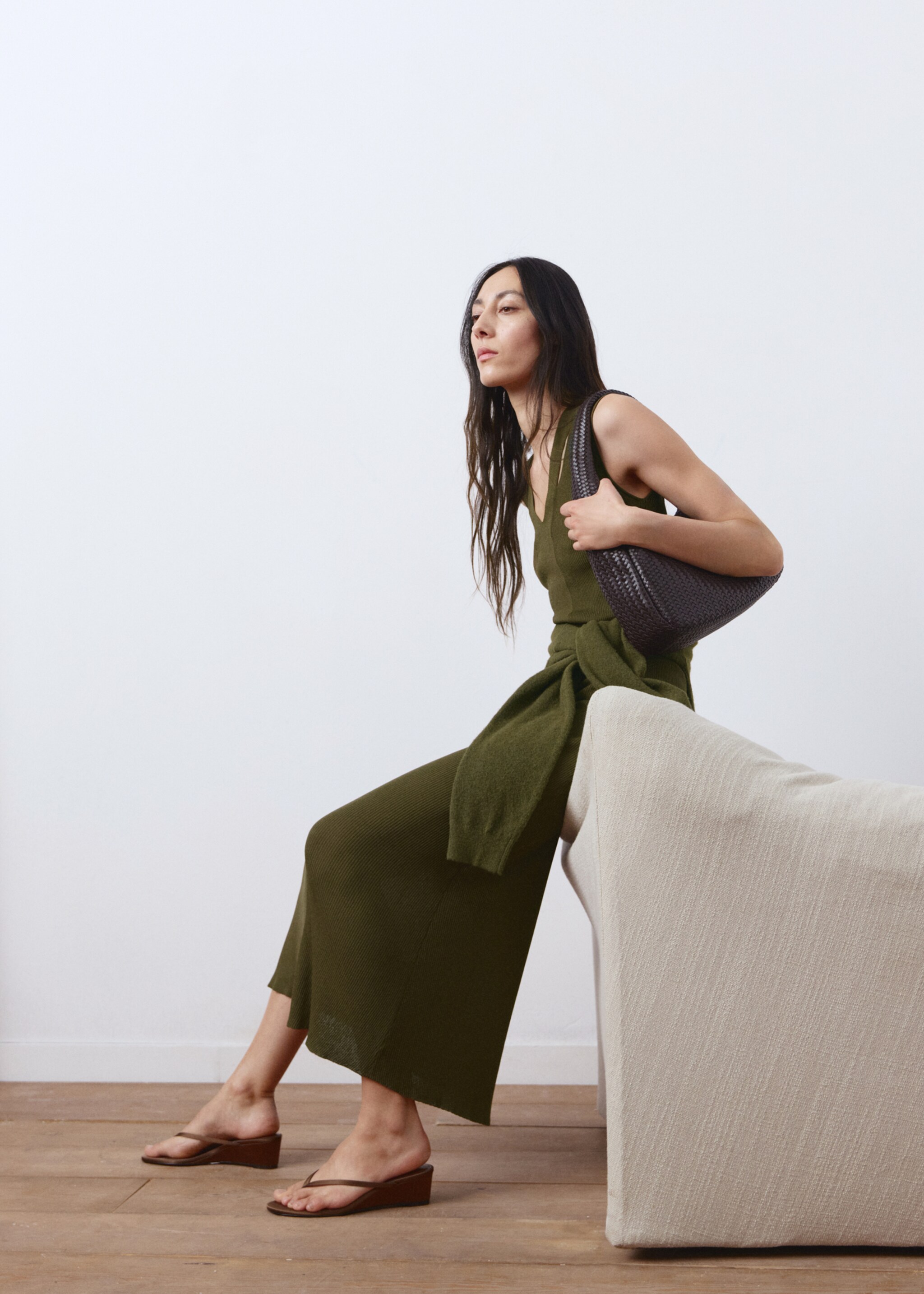 Fine-knit flared dress - Details of the article 2, Khaki. Ref: 27085823-00.