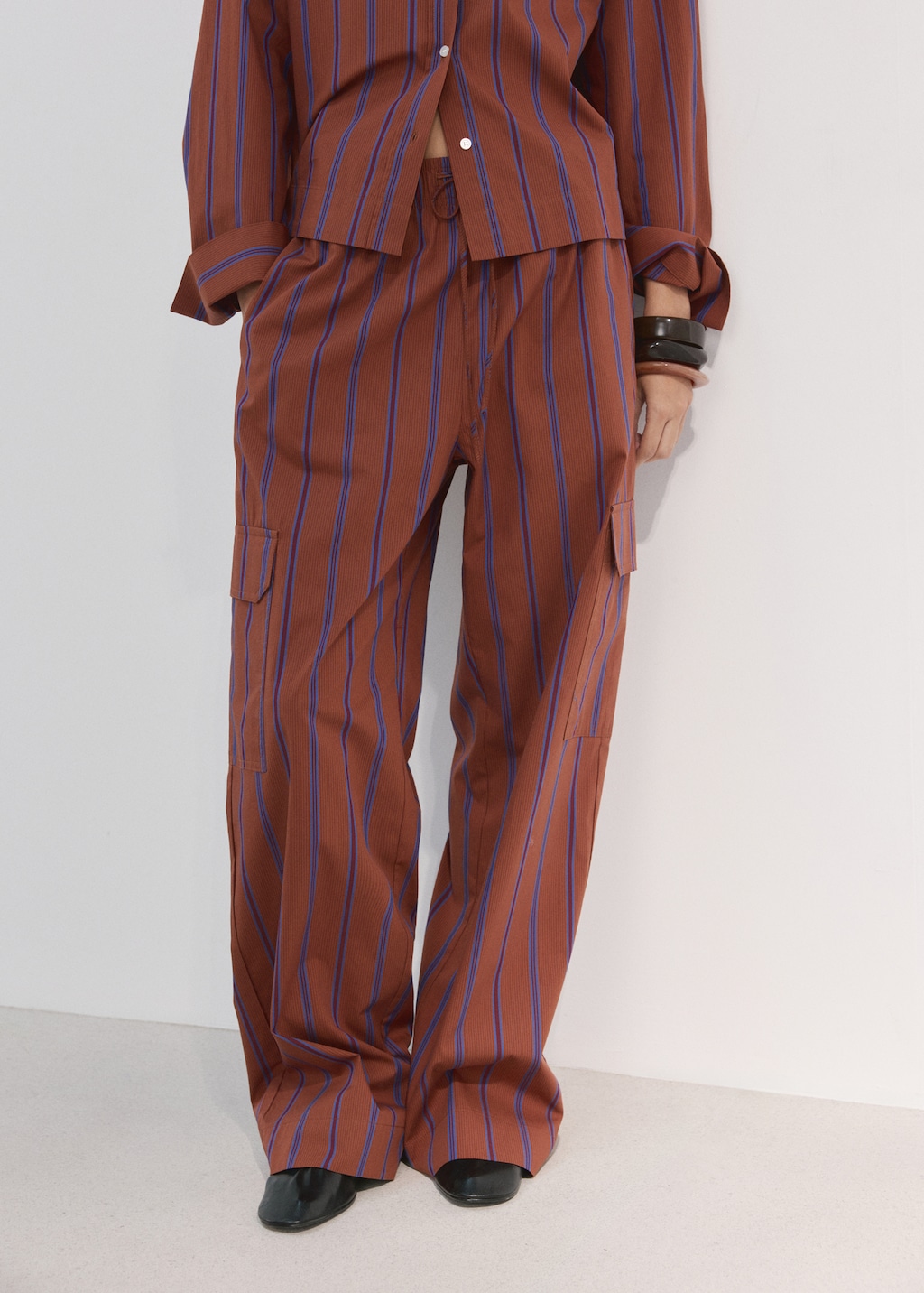 Straight pants with cargo pockets