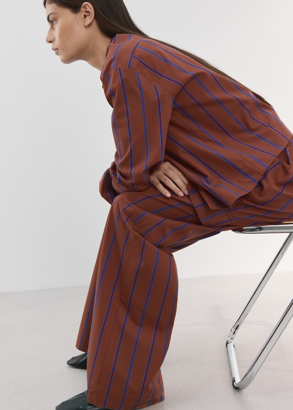 Straight pants with cargo pockets - image 4