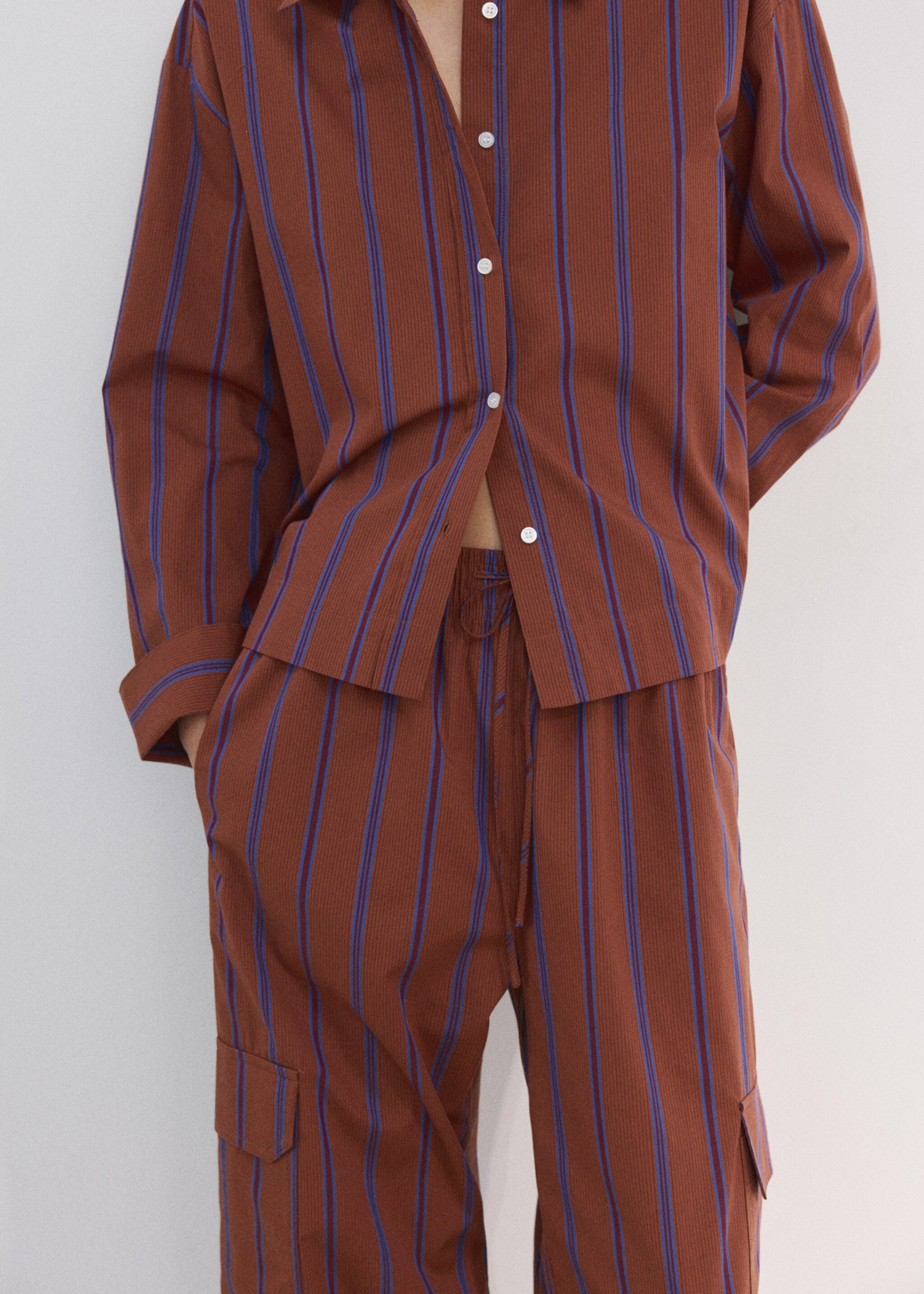 Cargo pants side pockets - Details of the article 6, Russet. Ref: 27085828-00.