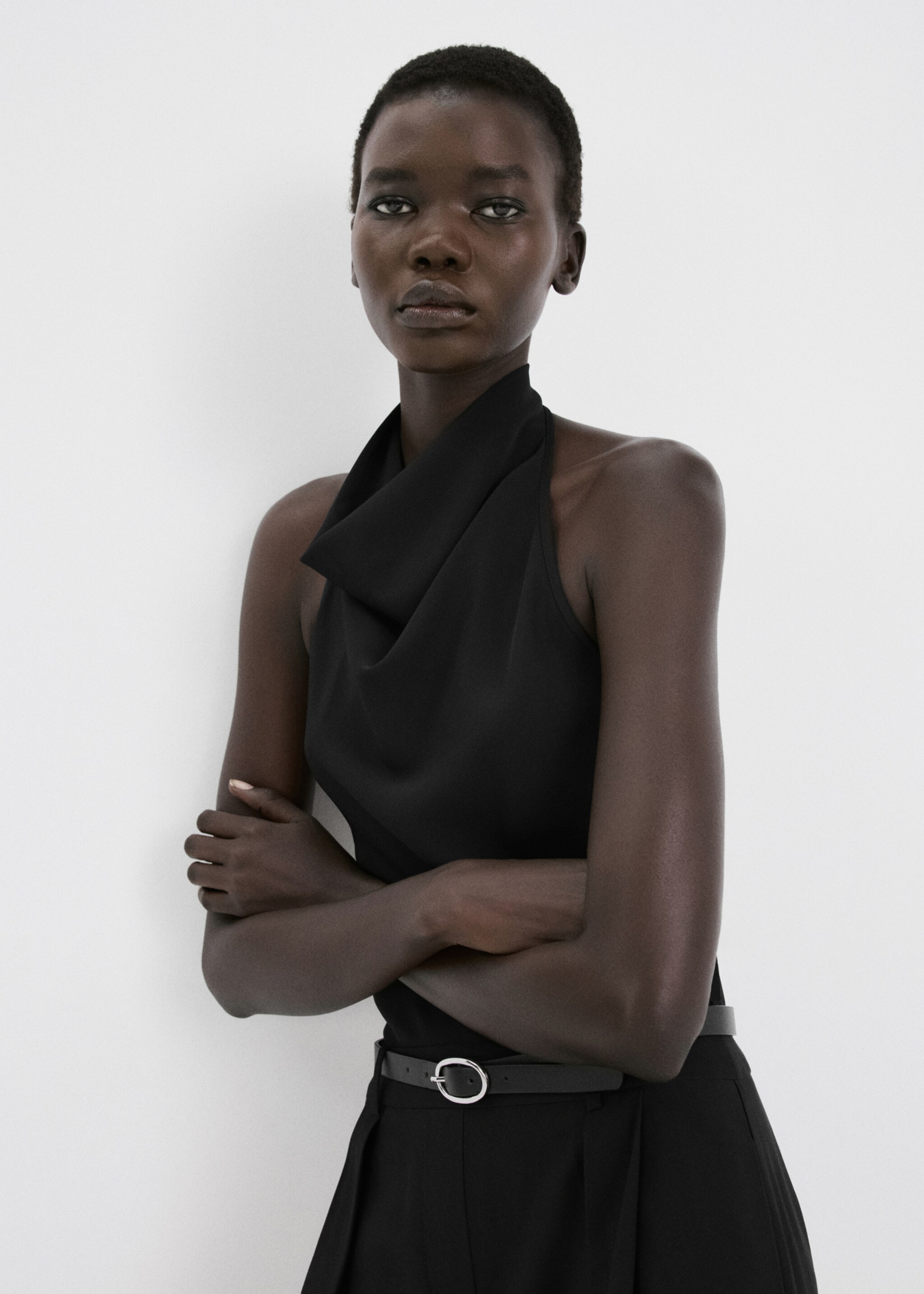 Halter neck jumpsuit with combined detailing - Details of the article 2, Black. Ref: 27085831-00.