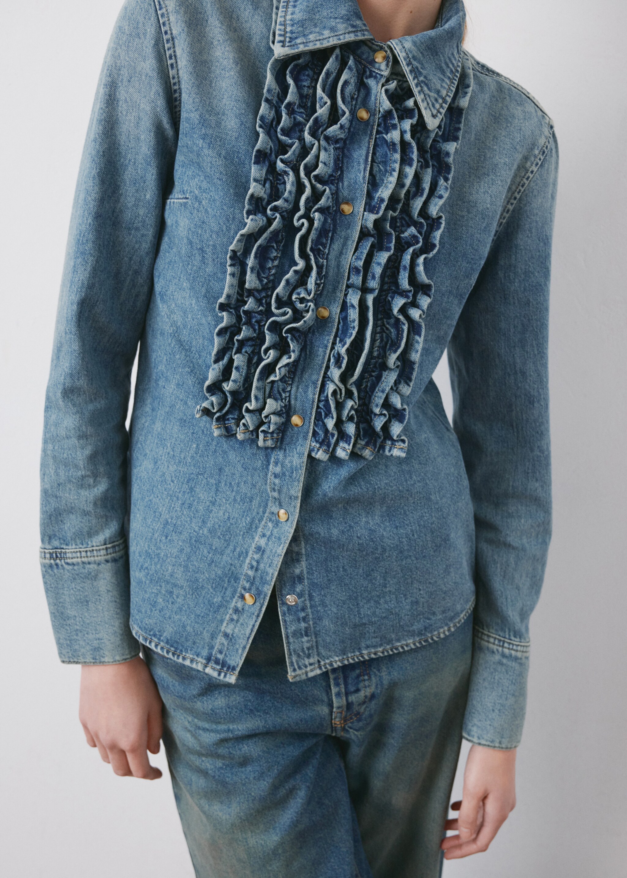 Camisa vaquera volantes - Detalle del artículo 6, Azul medio. Ref: 27085840-00.