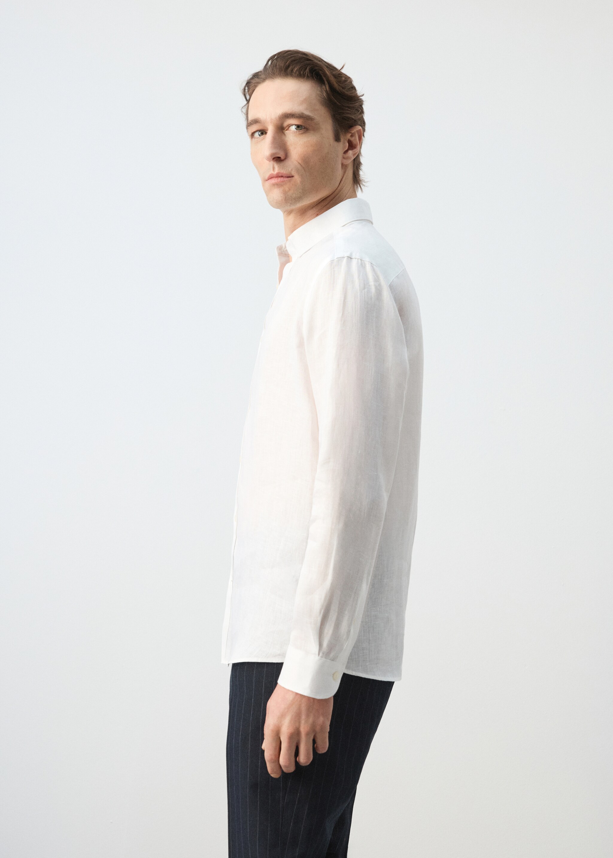 Regular-fit 100% linen shirt - Details of the article 2, White. Ref: 27085939-00.