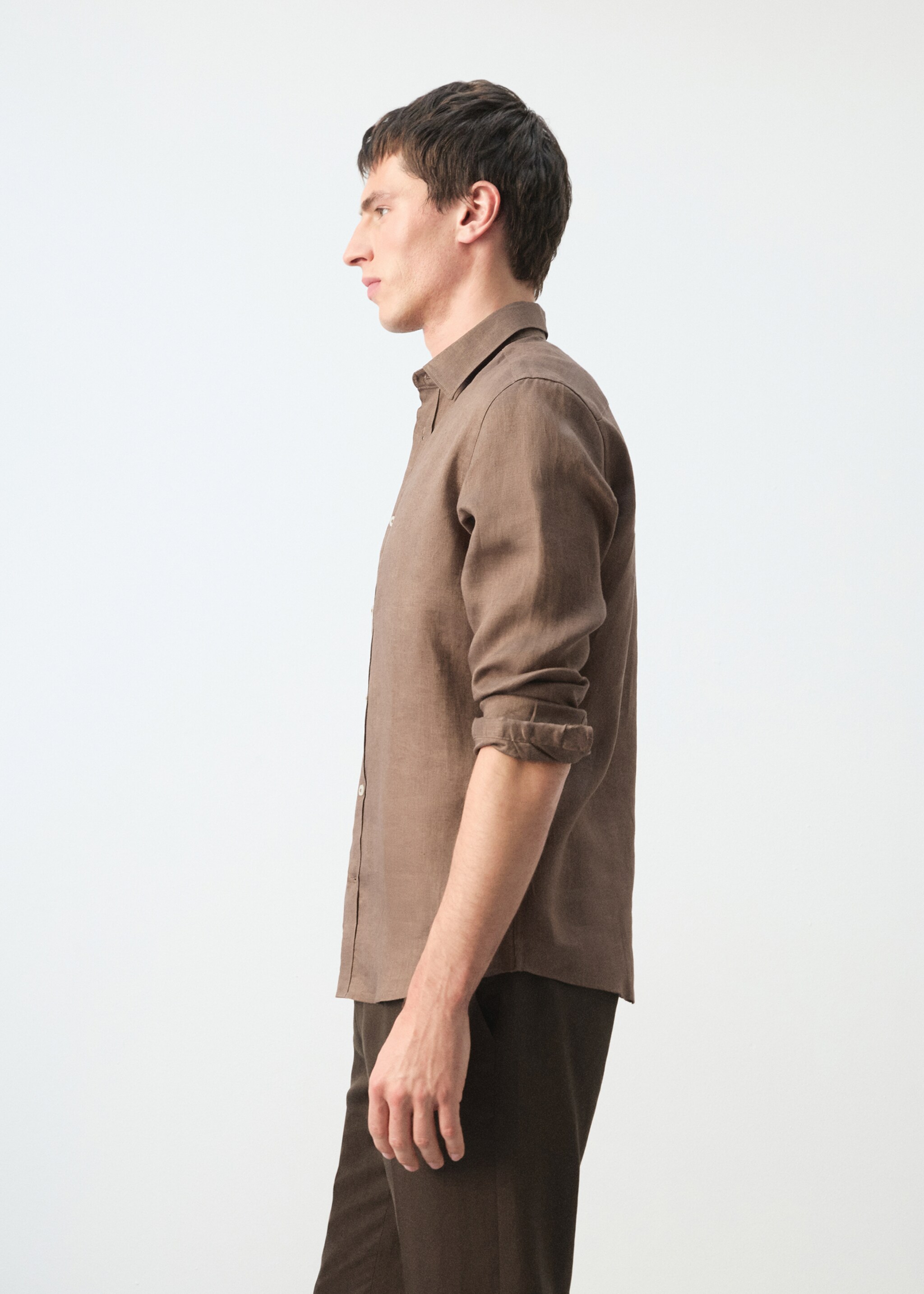 Regular-fit 100% linen shirt - Details of the article 2, Chocolate. Ref: 27085939-00.
