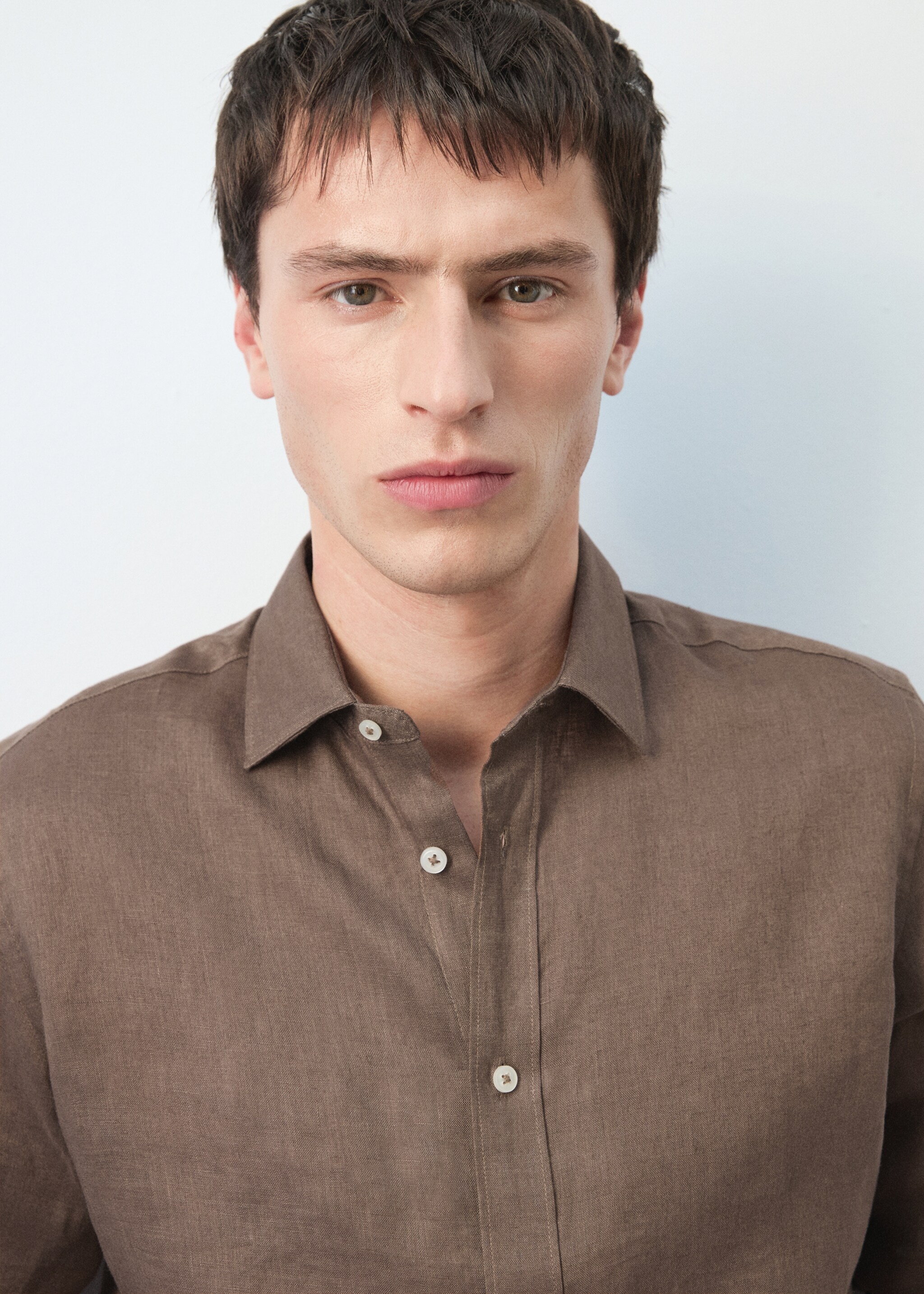 Regular-fit 100% linen shirt - Details of the article 6, Chocolate. Ref: 27085939-00.