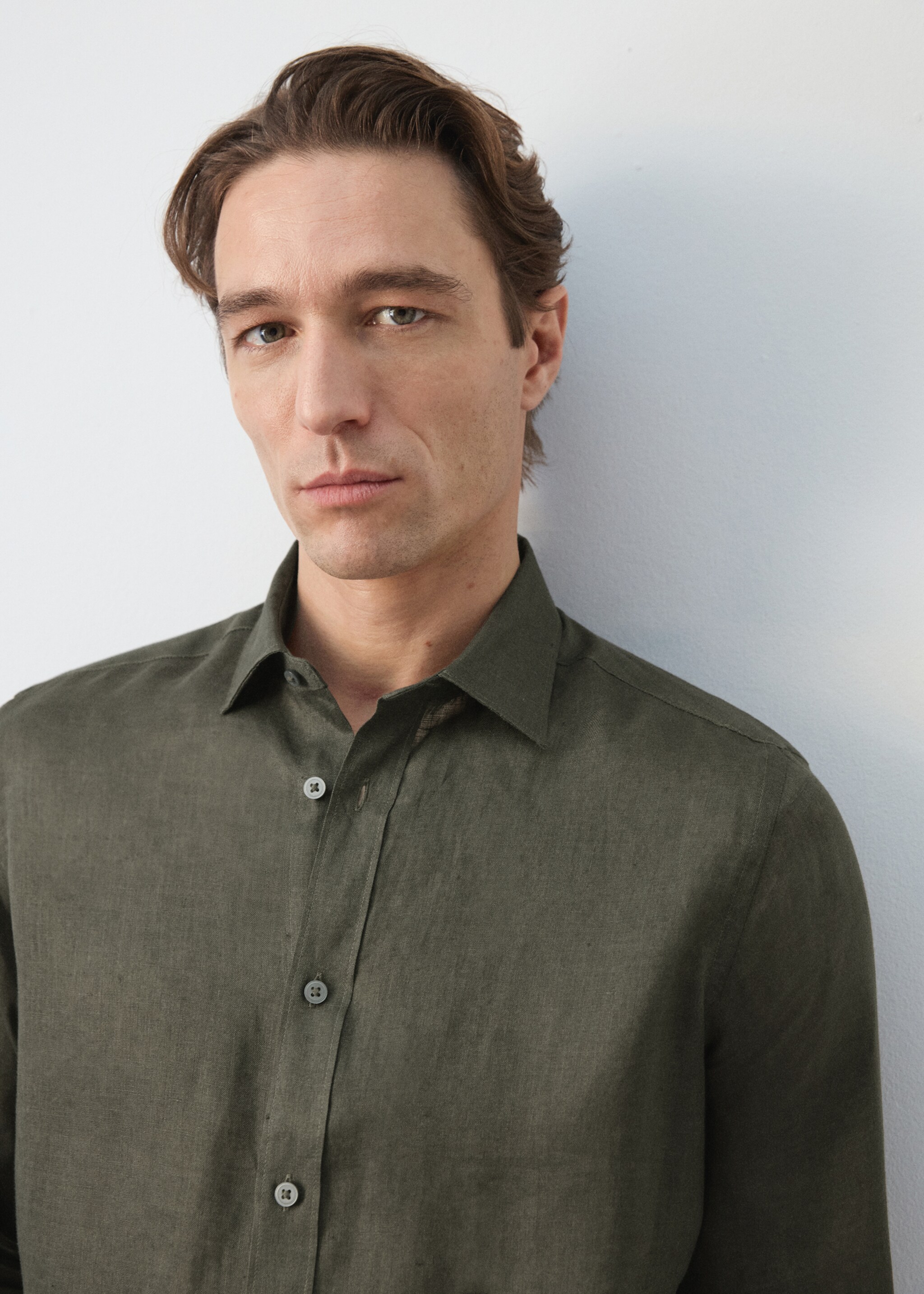 Regular-fit 100% linen shirt - Details of the article 1, Medium Green. Ref: 27085939-00.