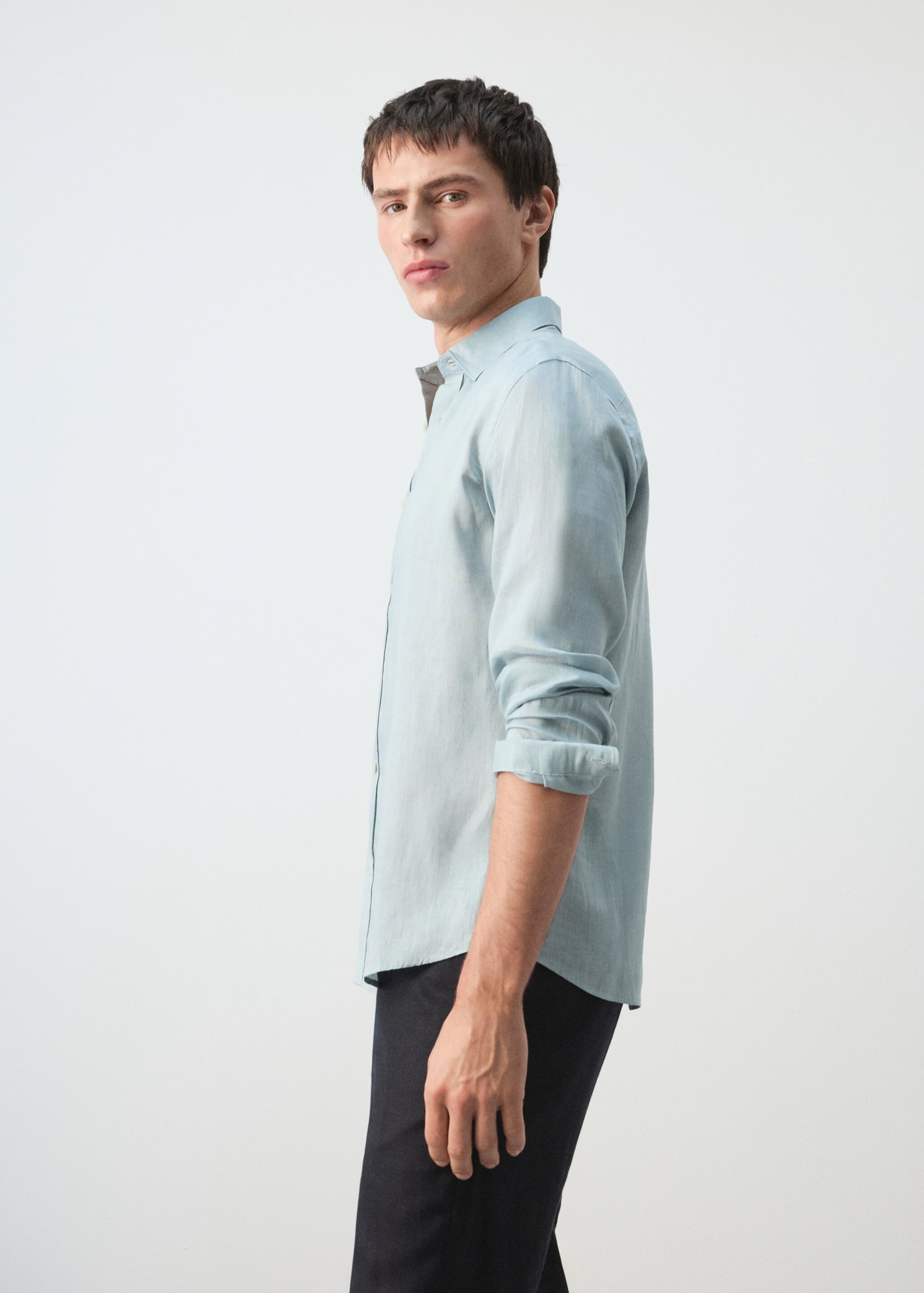 Regular-fit 100% linen shirt - Details of the article 2, China Blue. Ref: 27085939-00.