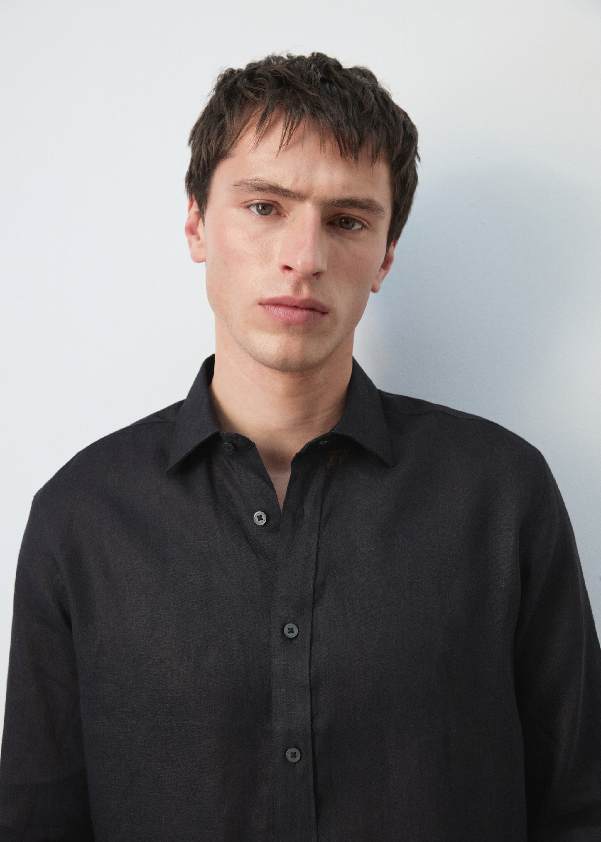 Regular-fit 100% linen shirt - Details of the article 1, Black. Ref: 27085939-00.
