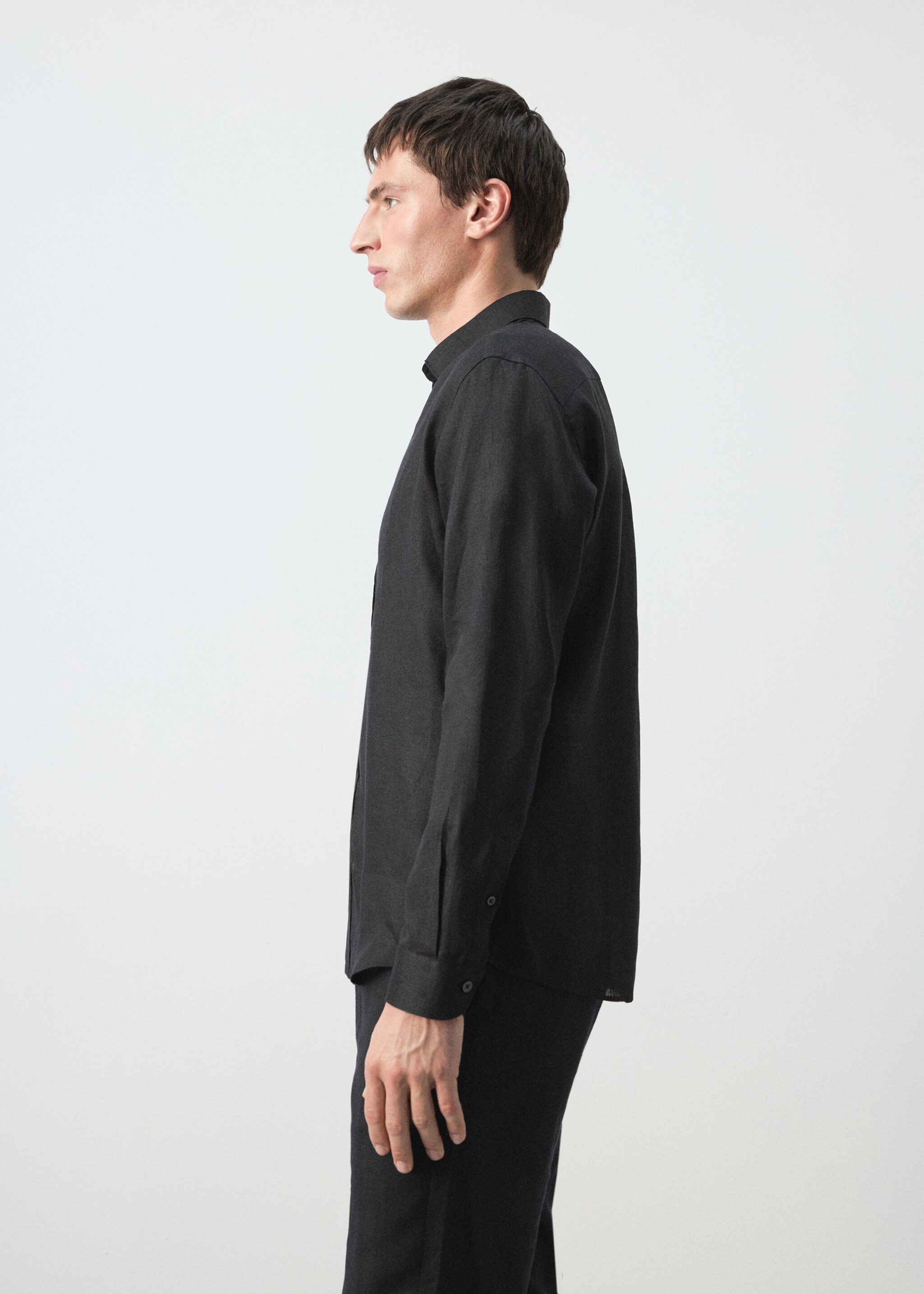 Regular-fit 100% linen shirt - Details of the article 2, Black. Ref: 27085939-00.