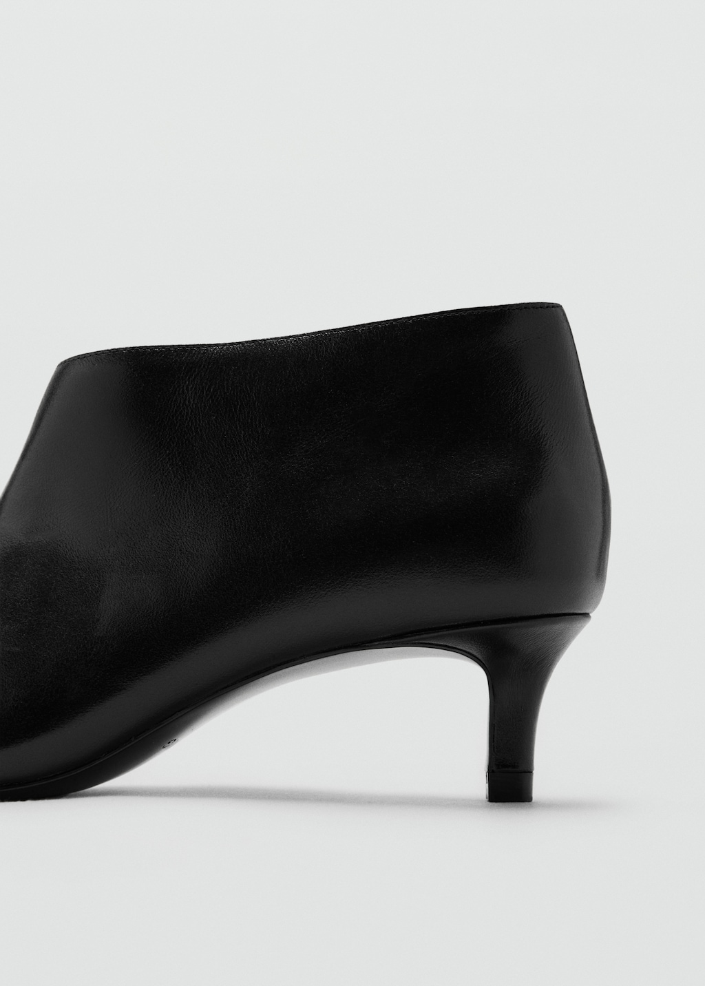 Leather boots with kitten heels - image 4