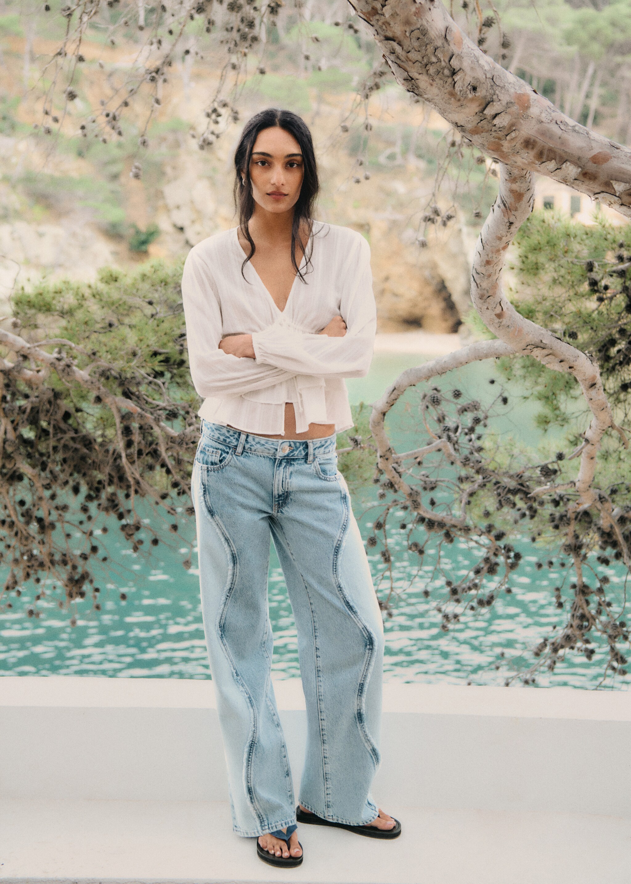 Low-rise contrast jeans - Details of the article 5, Medium Blue. Ref: 27085964-00.