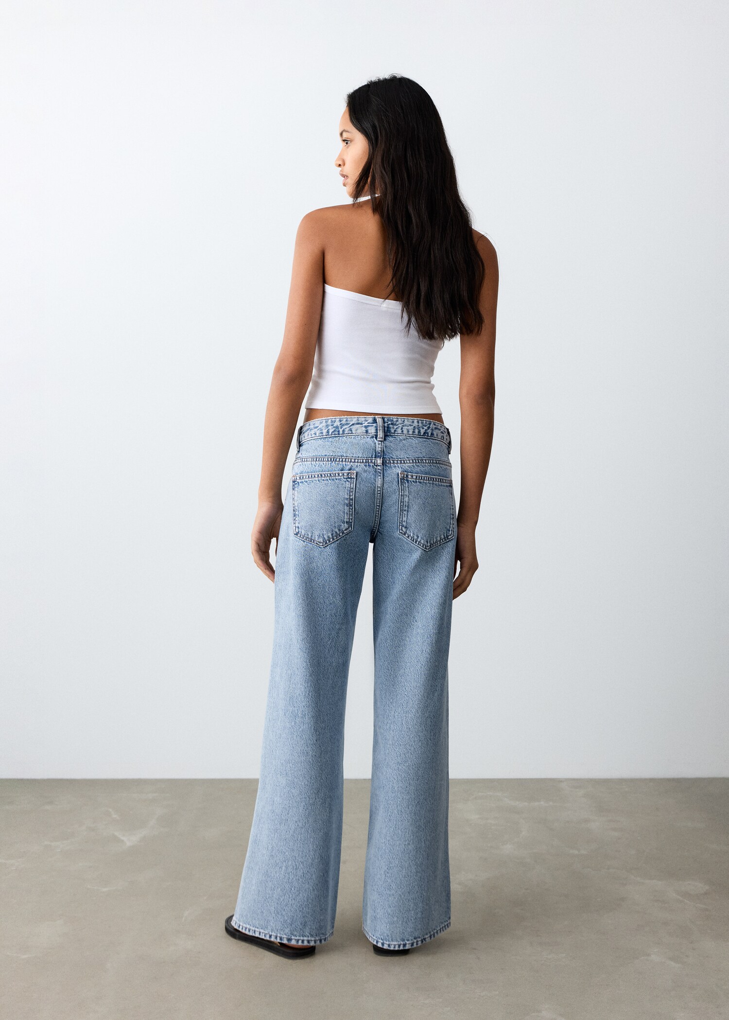 Low-rise contrast jeans - Reverse of the article