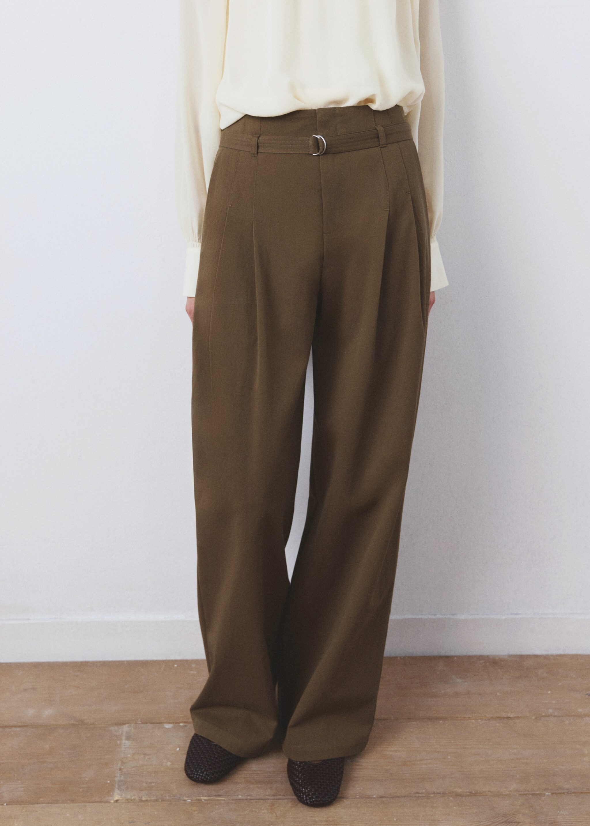 Trousers with belt loops - Medium plane, Khaki. Ref: 27085967-00.
