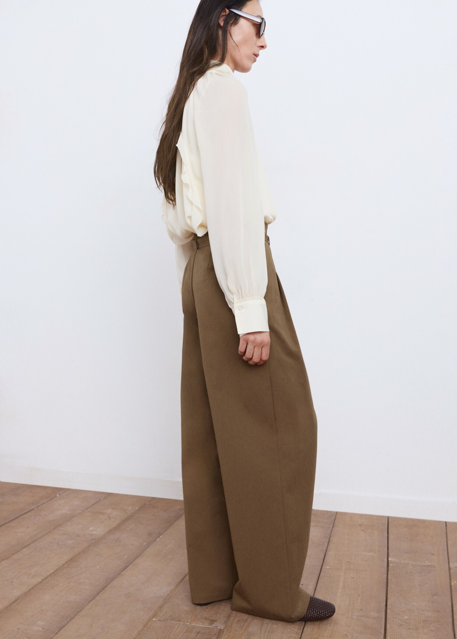 Trousers with belt loops - Details of the article 2