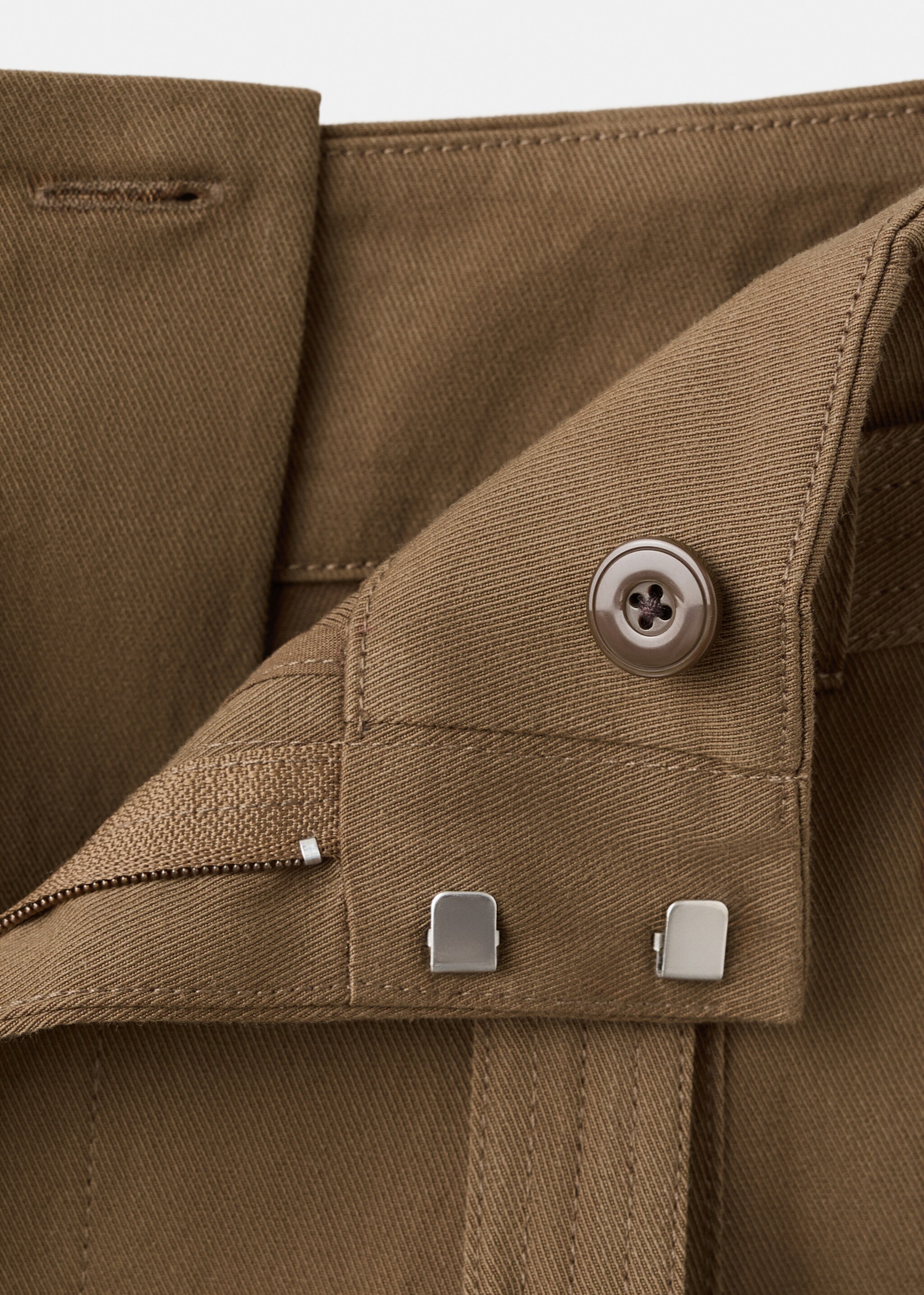 Trousers with belt loops - Details of the article 8, Khaki. Ref: 27085967-00.