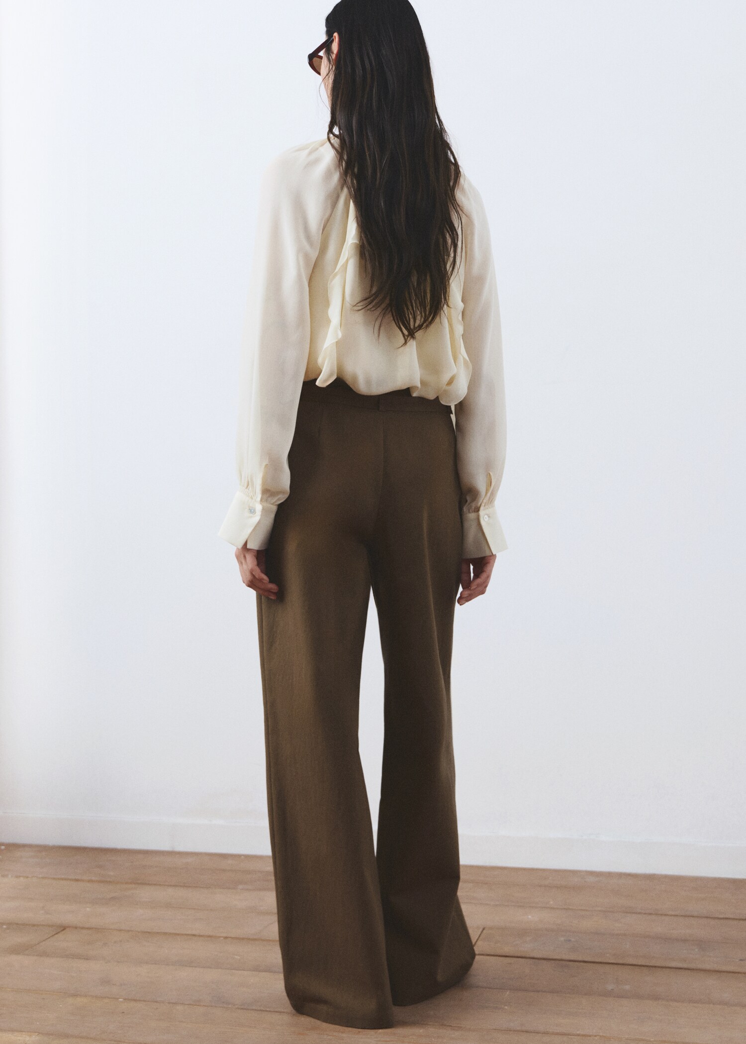 Trousers with belt loops - Reverse of the article