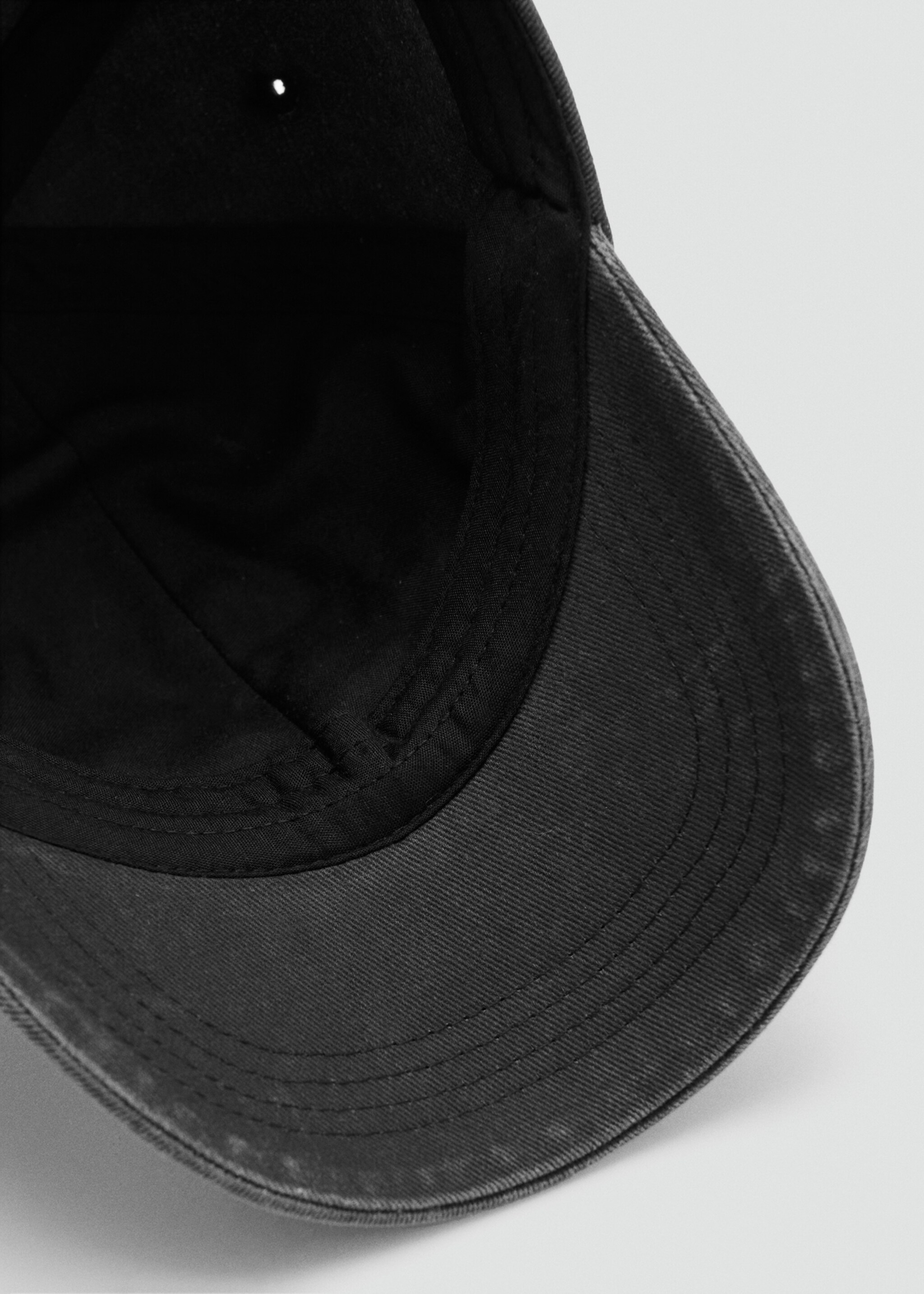 Cap with embroidered text - Details of the article 2, Black. Ref: 27085982-00.