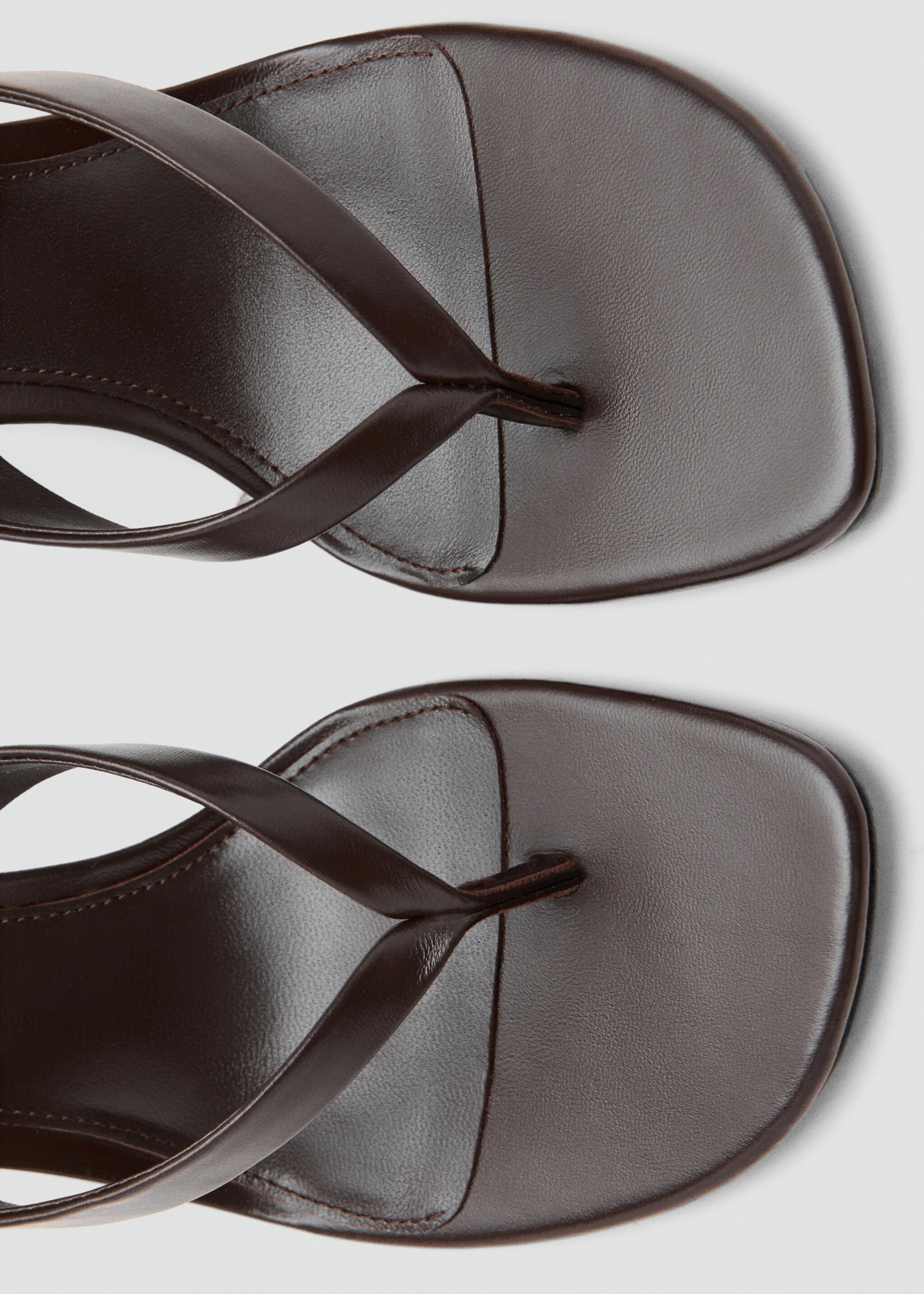 Lederriemensandale mit Absatz - Detail des Artikels 1, Schokolade. Ref: 27085996-00.