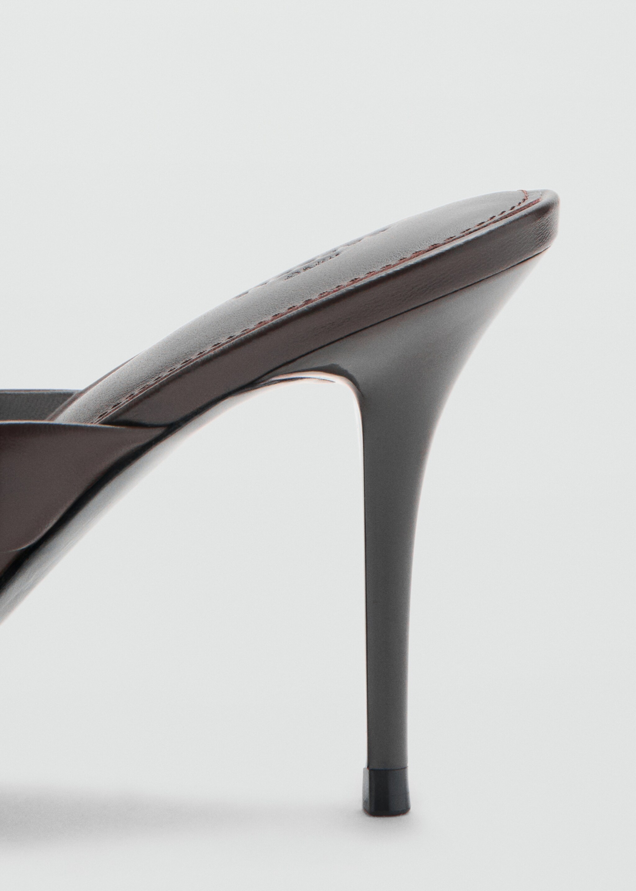 Lederriemensandale mit Absatz - Detail des Artikels 2, Schokolade. Ref: 27085996-00.