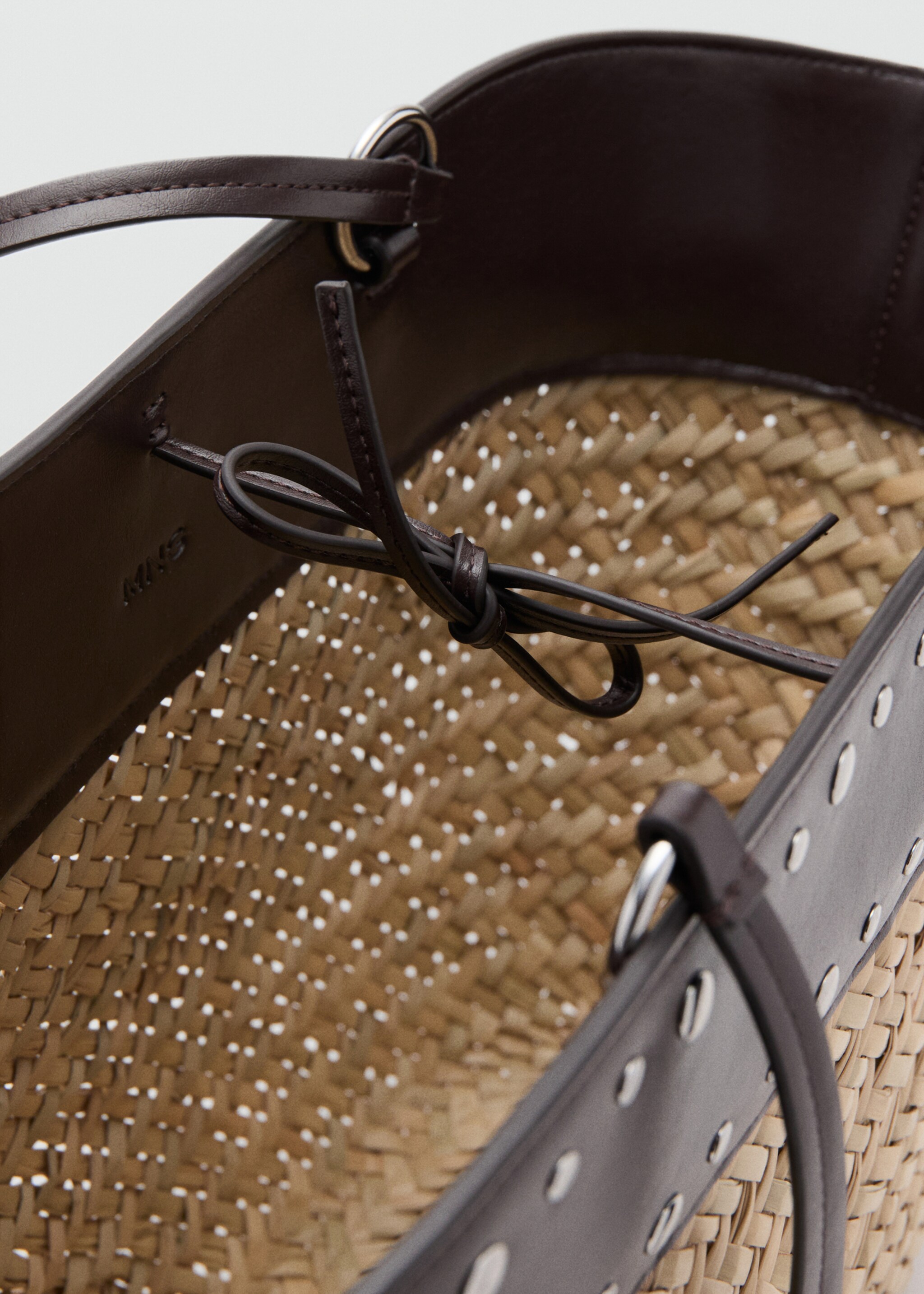Raffia shopper bag with studs - Details of the article 1, Chocolate. Ref: 27086709-00.