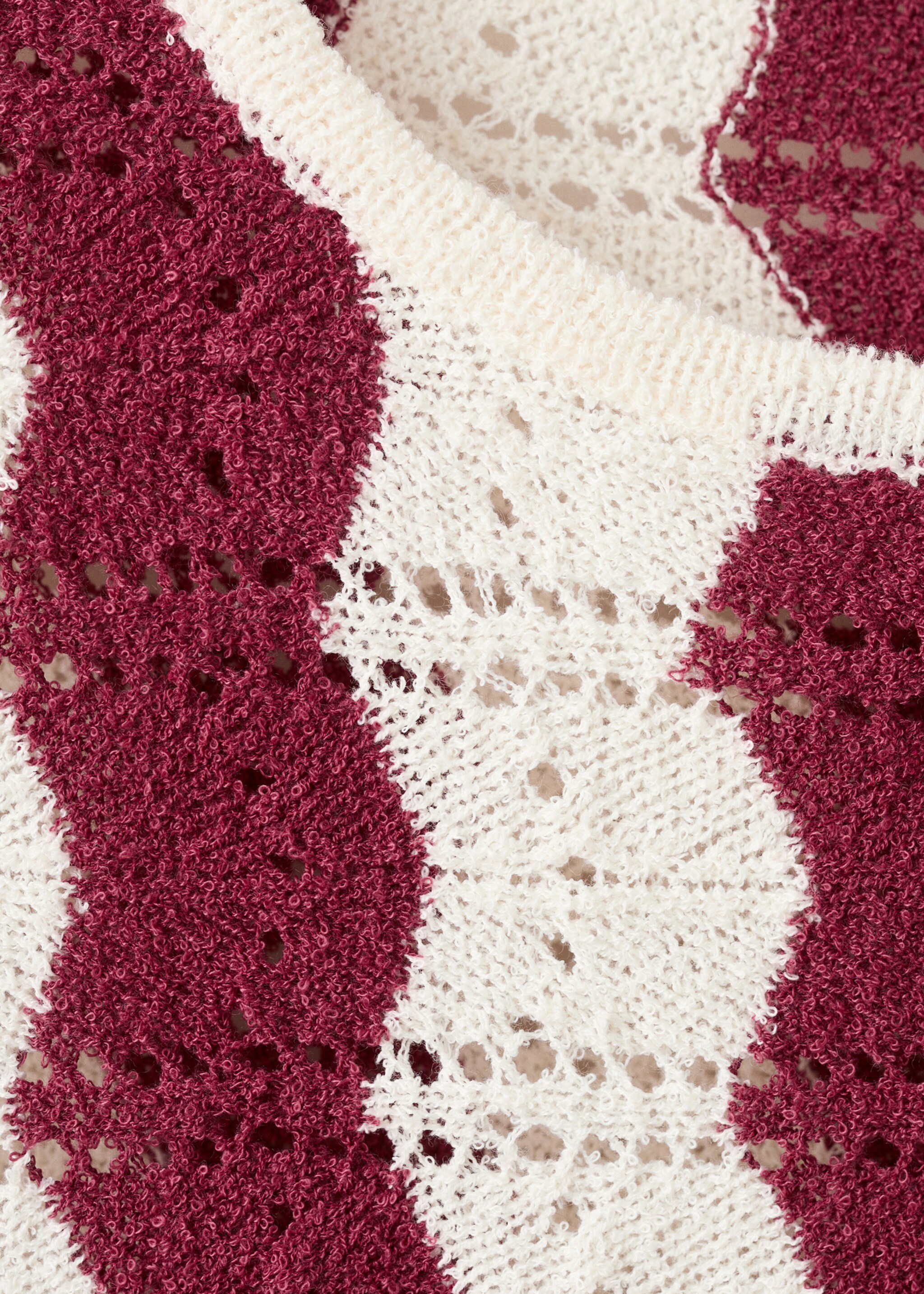 Two-tone openwork knit sweater - Details of the article 8, Maroon. Ref: 27086731-00.