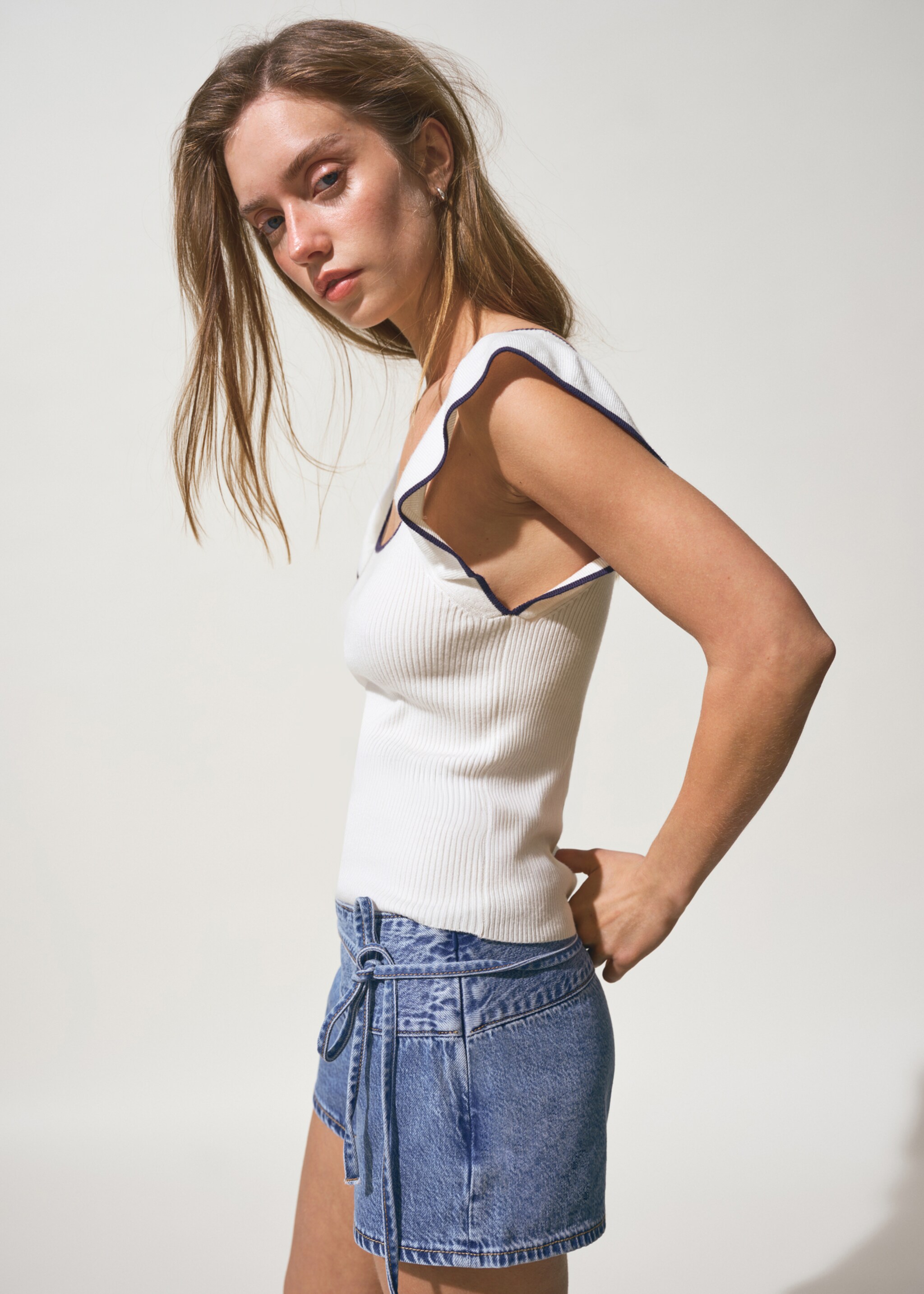 Two-tone ruffle top - Details of the article 2, White. Ref: 27087136-00.