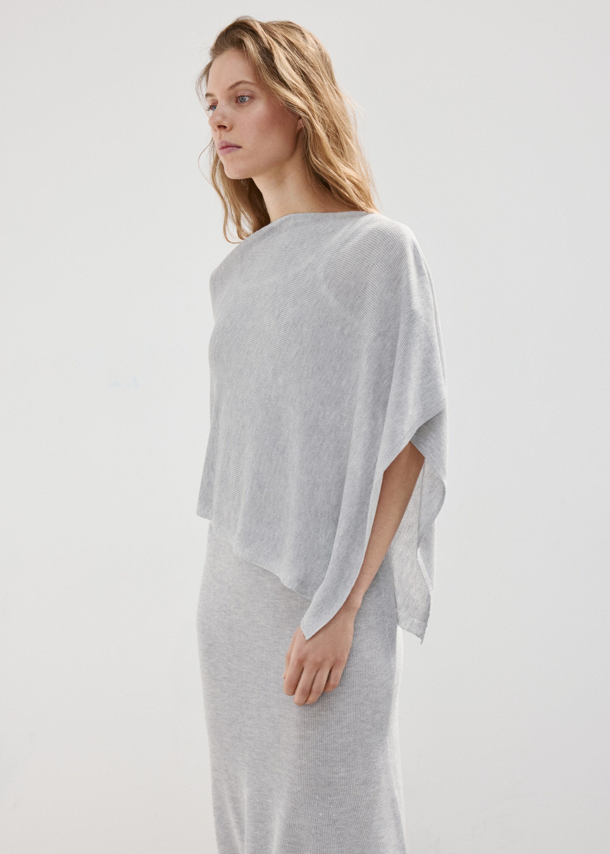 Asymmetrical knitted cape - Medium plane, Light Heather Grey. Ref: 27087143-00.