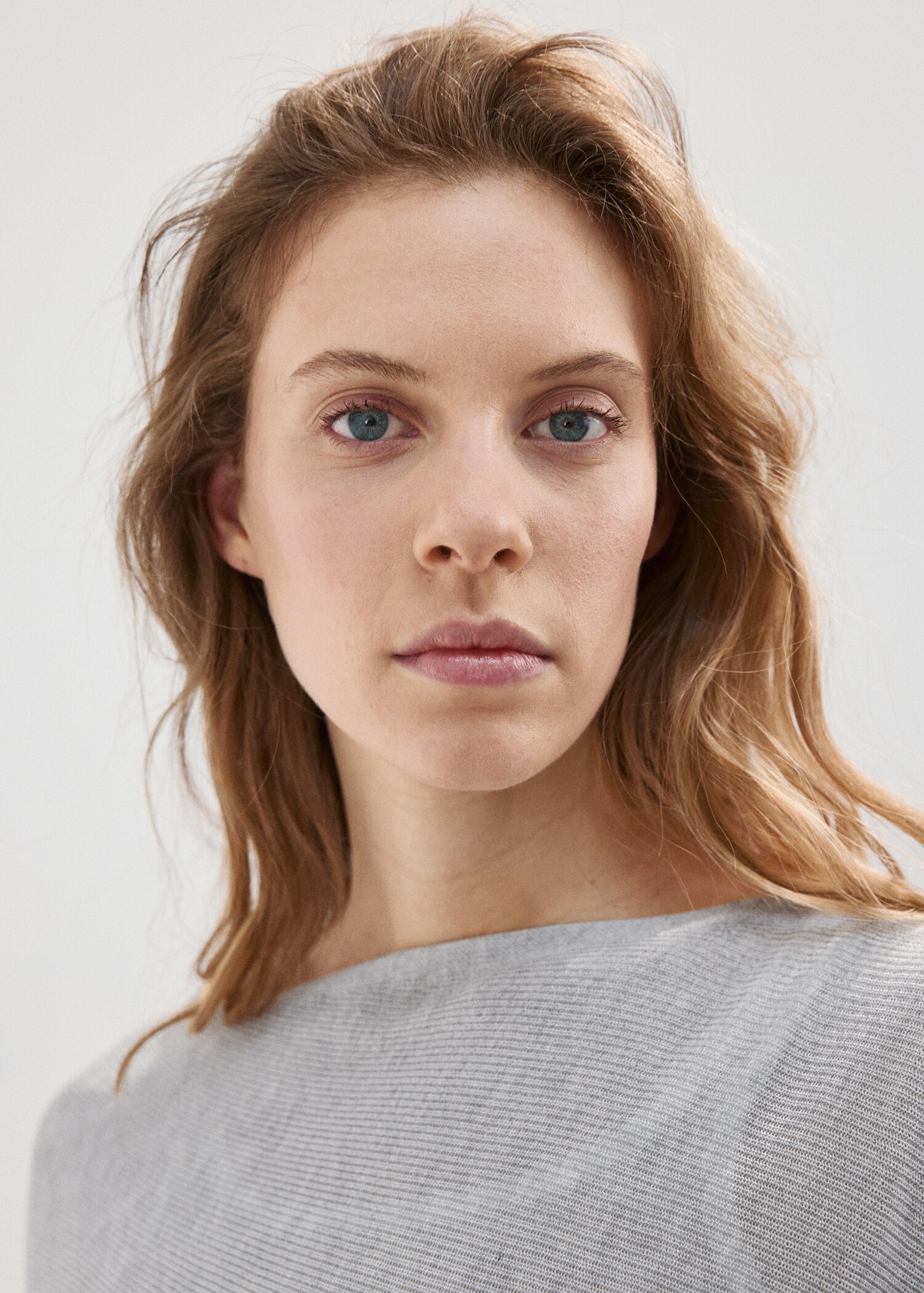 Asymmetrical knitted cape - Details of the article 1