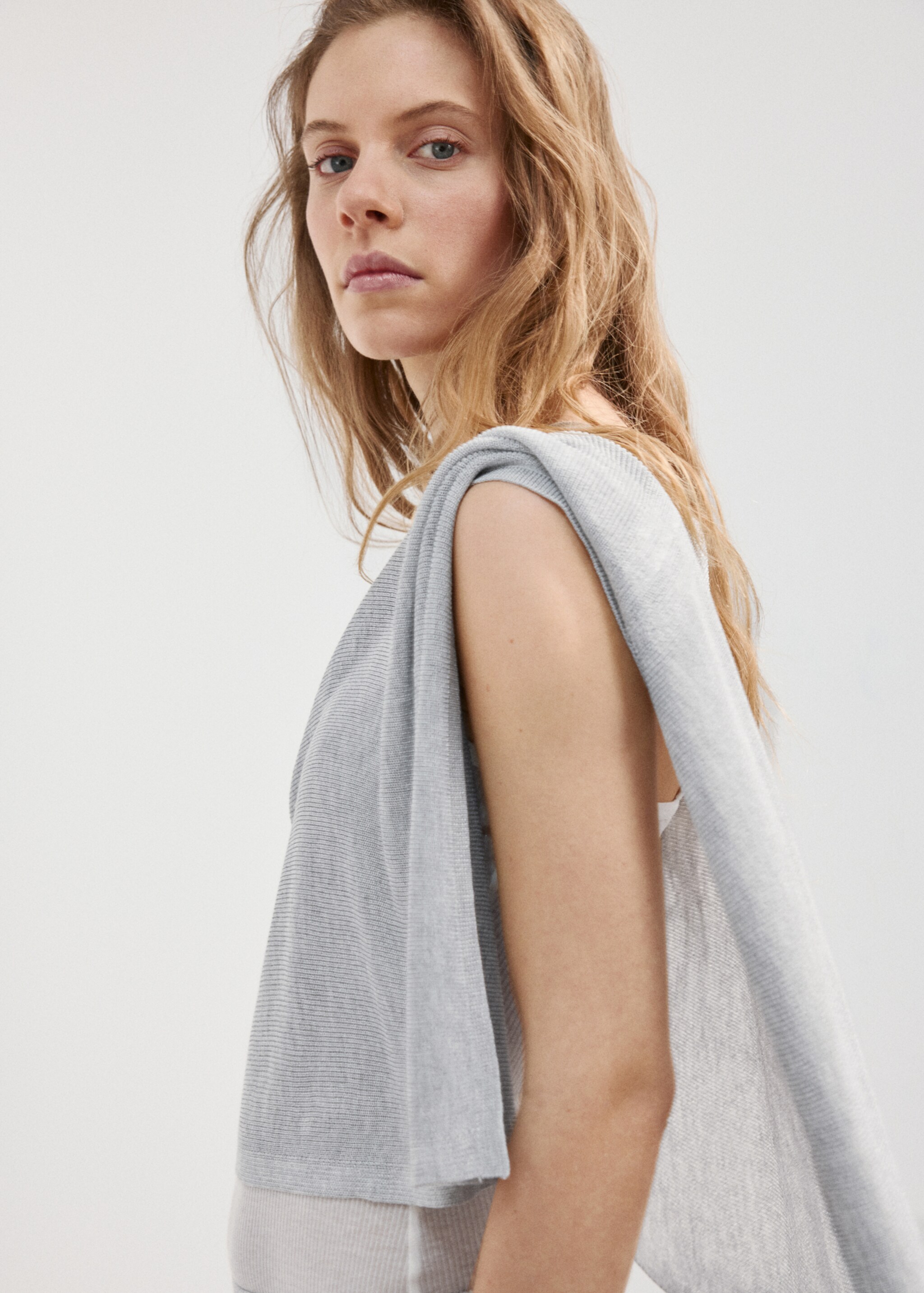 Asymmetrical knitted cape - Details of the article 6, Light Heather Grey. Ref: 27087143-00.