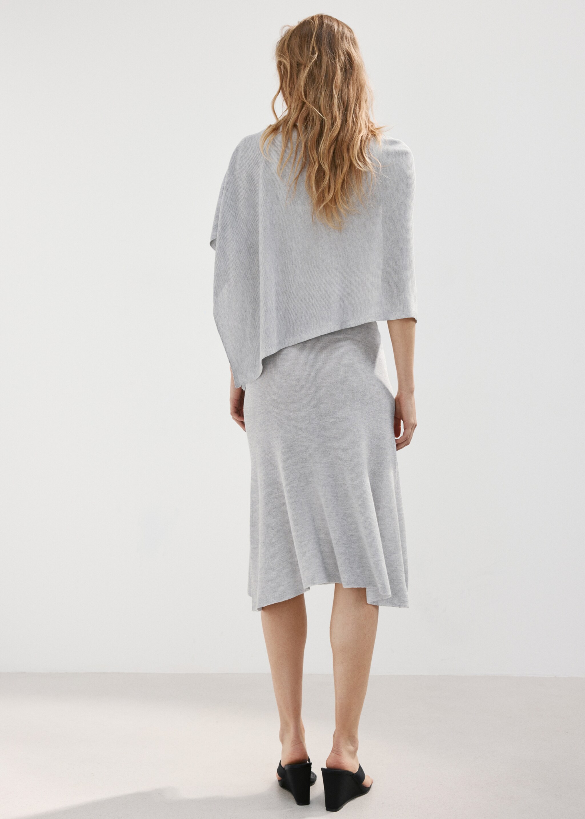 Asymmetrical knitted cape - Reverse of the article, Light Heather Grey. Ref: 27087143-00.