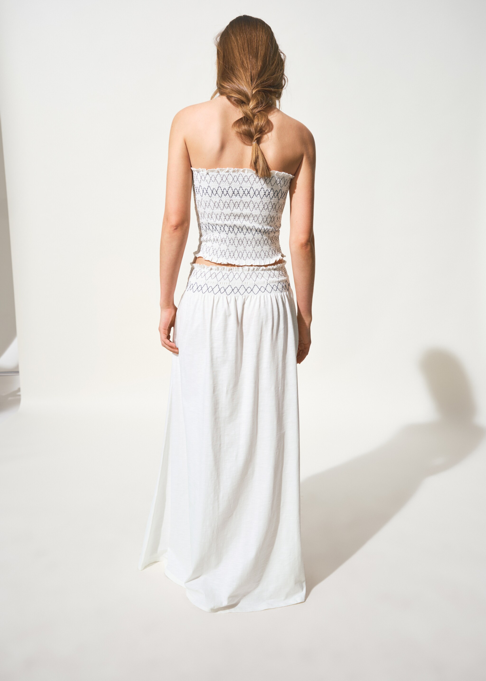 Faldilla llarga detalls brodats - Revers de l'article, Blanc trencat. Ref: 27087147-00.