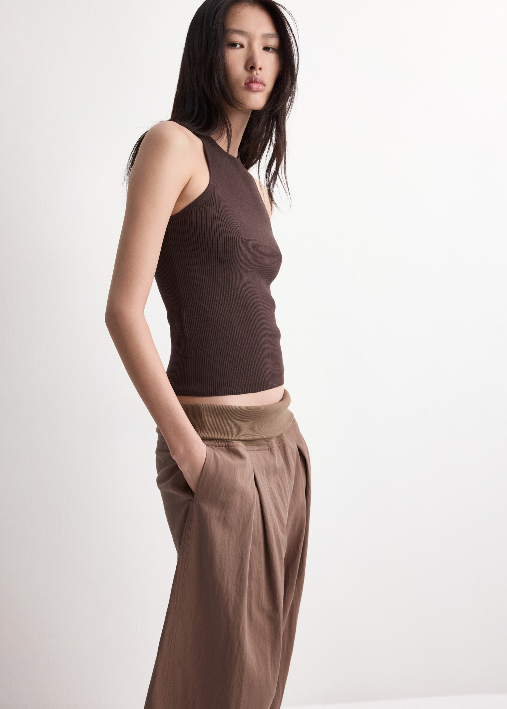 Fitted fine-knit top - Details of the article 6, Chocolate. Ref: 27087151-00.