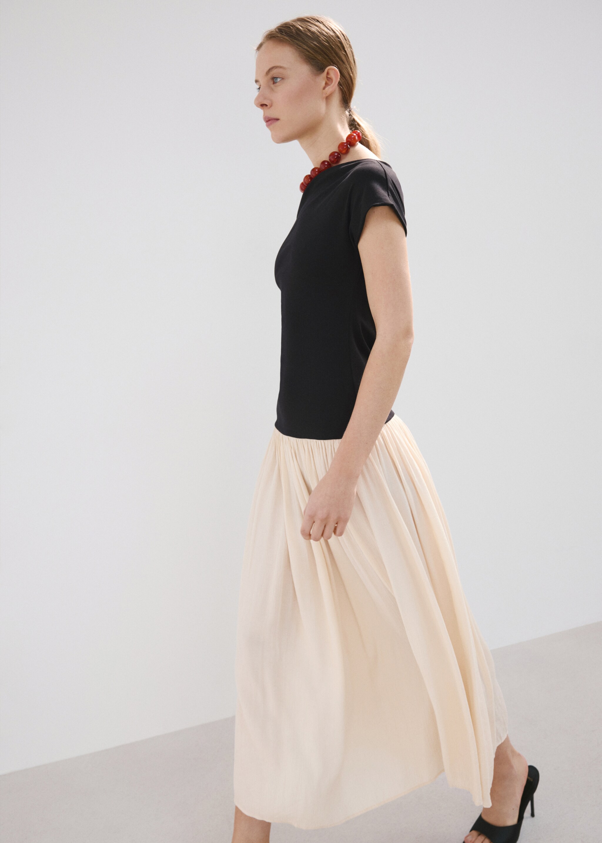 Asymmetrical flared dress - Details of the article 2, Ecru. Ref: 27087154-00.