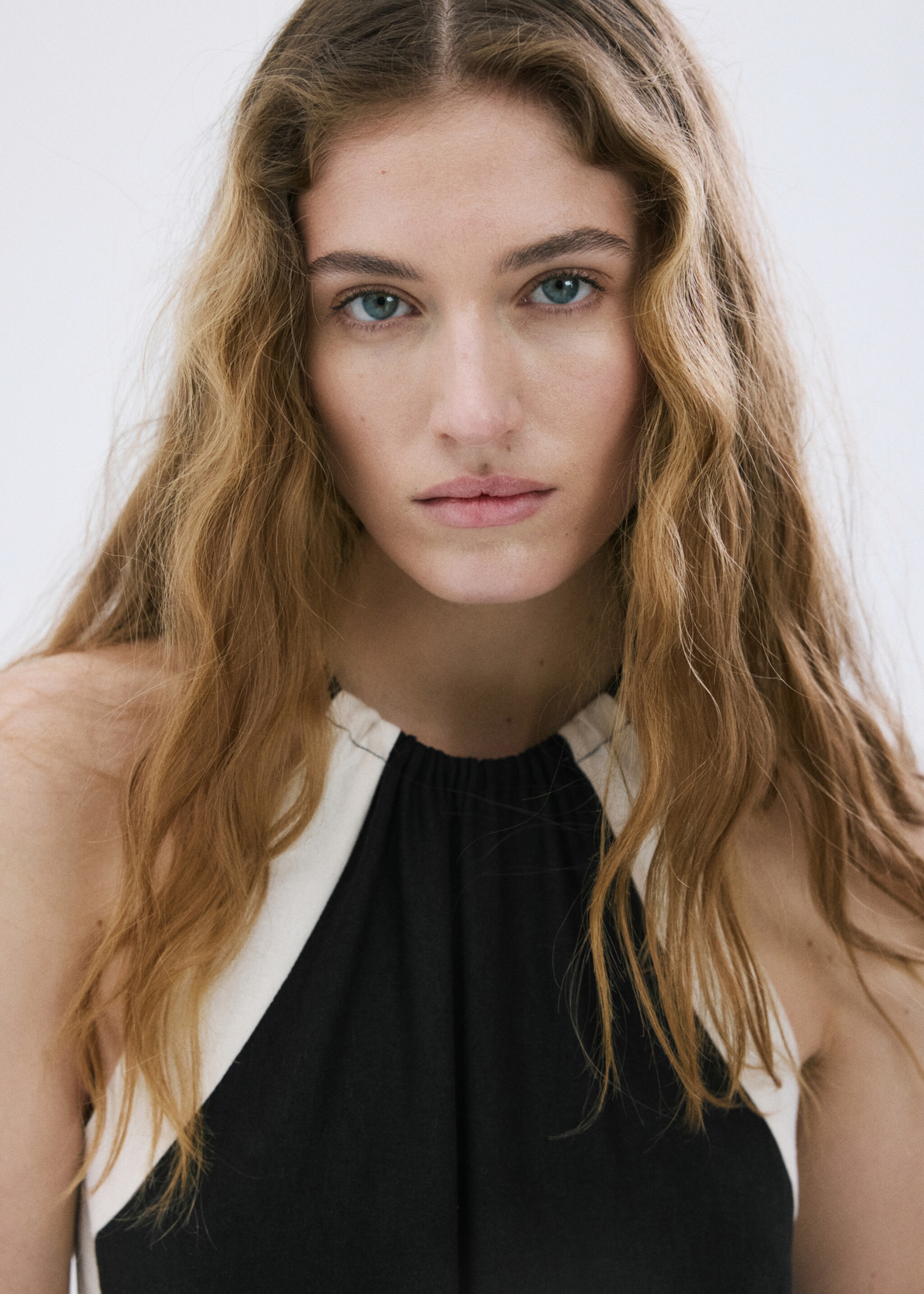 Linen halter jumpsuit - Details of the article 1, Black. Ref: 27087157-00.