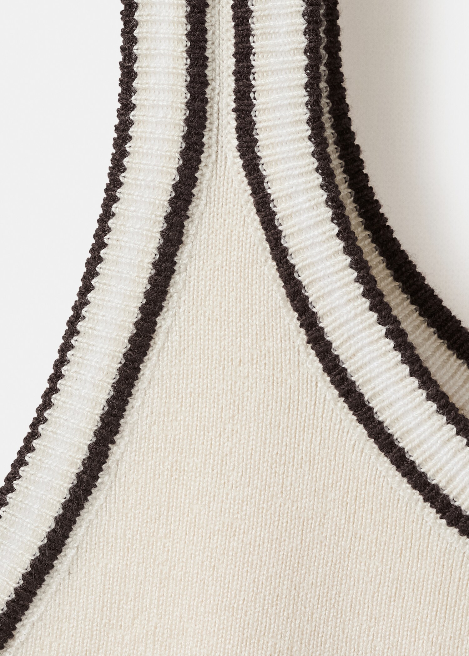 Top with embroidered message and contrasting trim - Details of the article 8