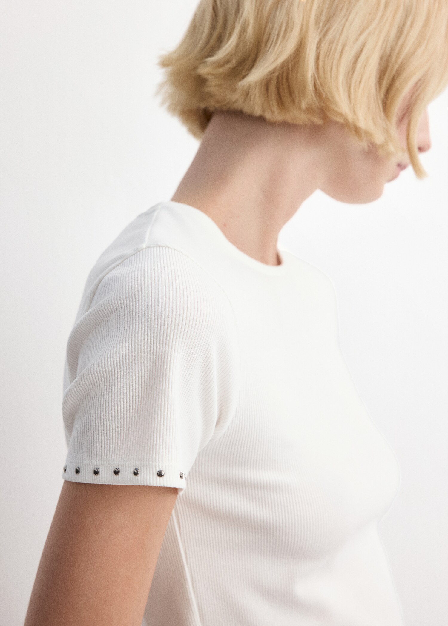T-shirt met korte mouwen en studs - Detail van het artikel 6
