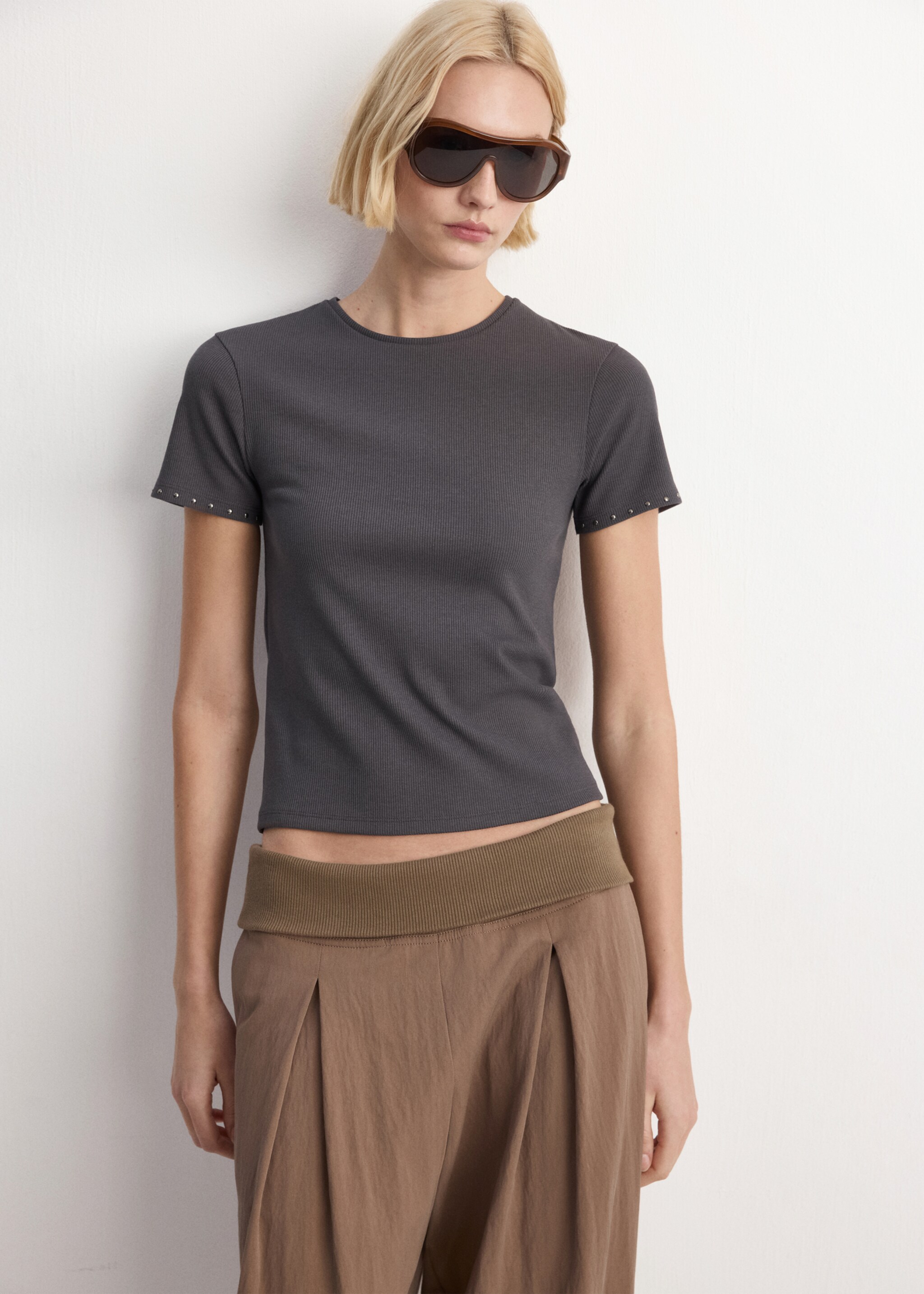 T-shirt met korte mouwen en studs - Detail van het artikel 1, Antraciet. Ref: 27087165-00.
