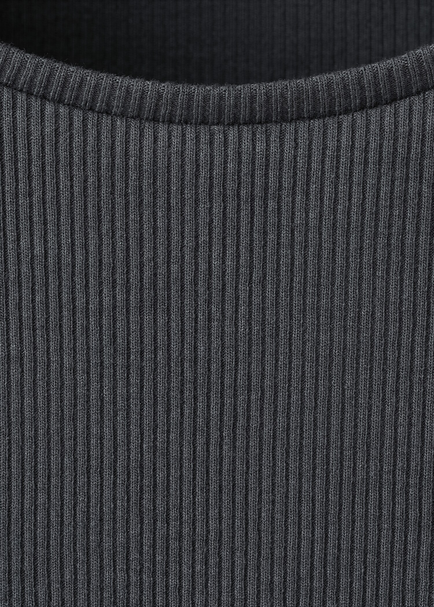 T-shirt met korte mouwen en studs - Detail van het artikel 8