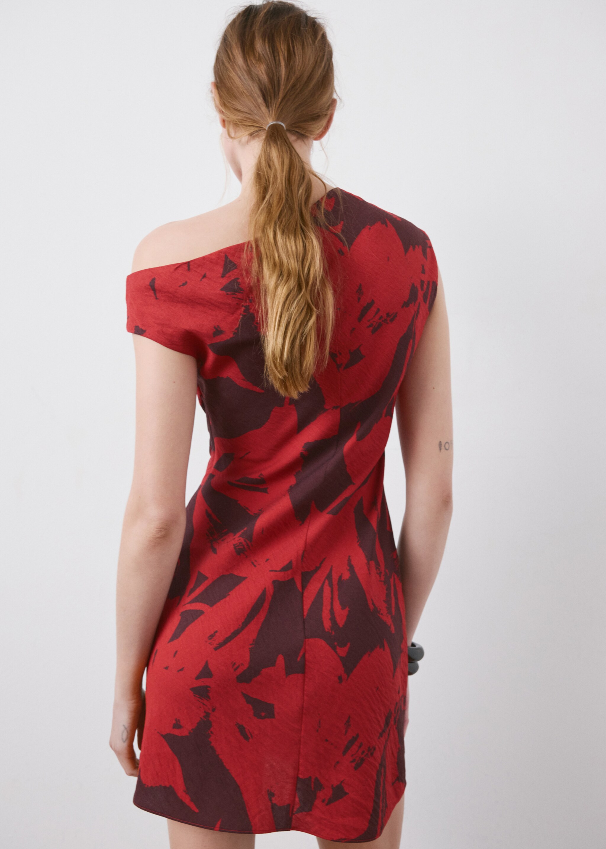 Short patterned dress - Reverse of the article, Red. Ref: 27087167-00.