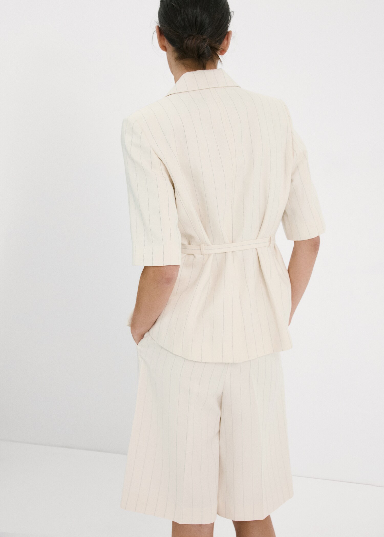 Linen suit jacket with belt - Reverse of the article