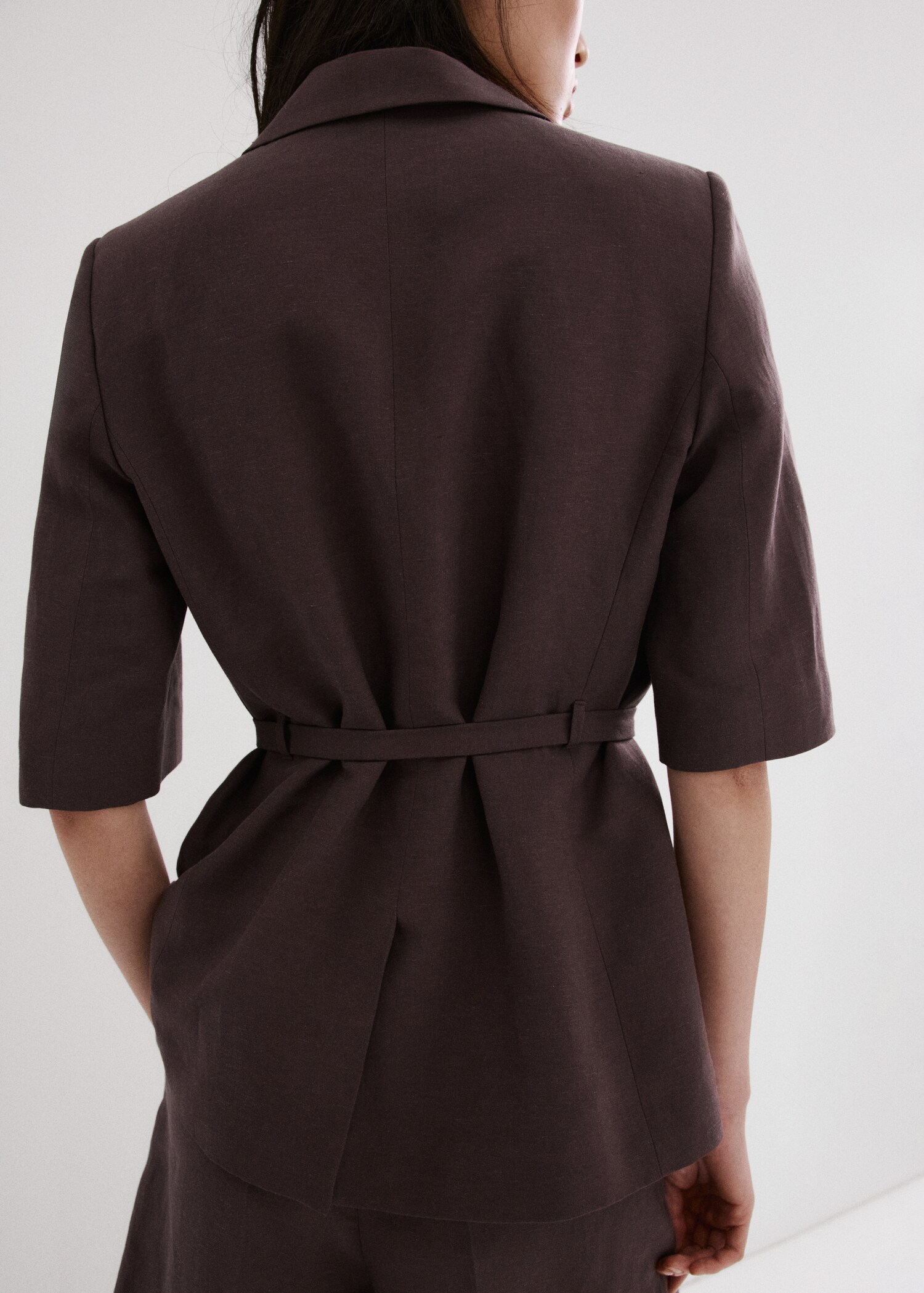 Linen suit jacket with belt - Reverse of the article