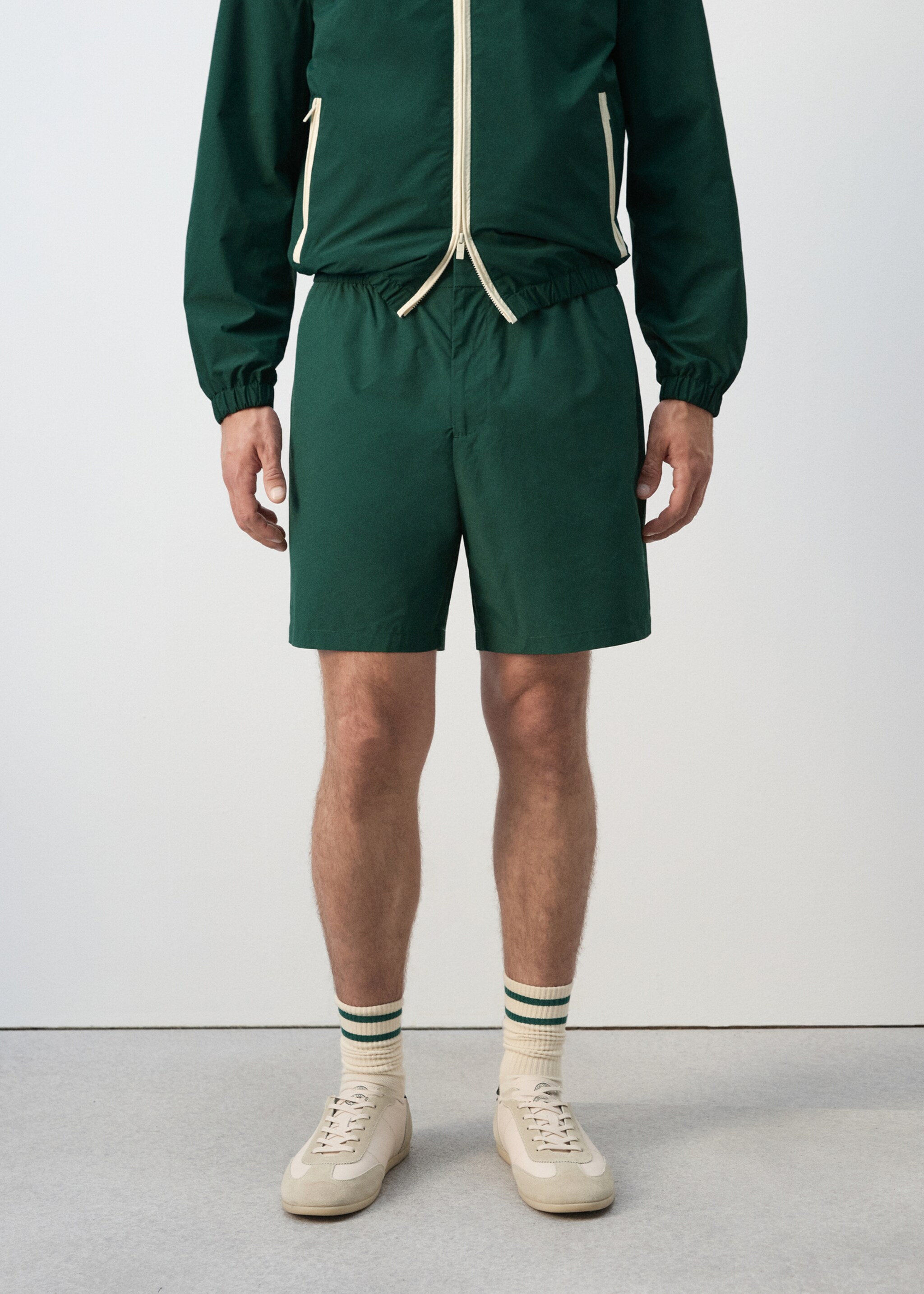 Regular-Fit-Bermudas mit Stickereien - Mittlere Ansicht, Dunkelgrün. Ref: 27087786-00.