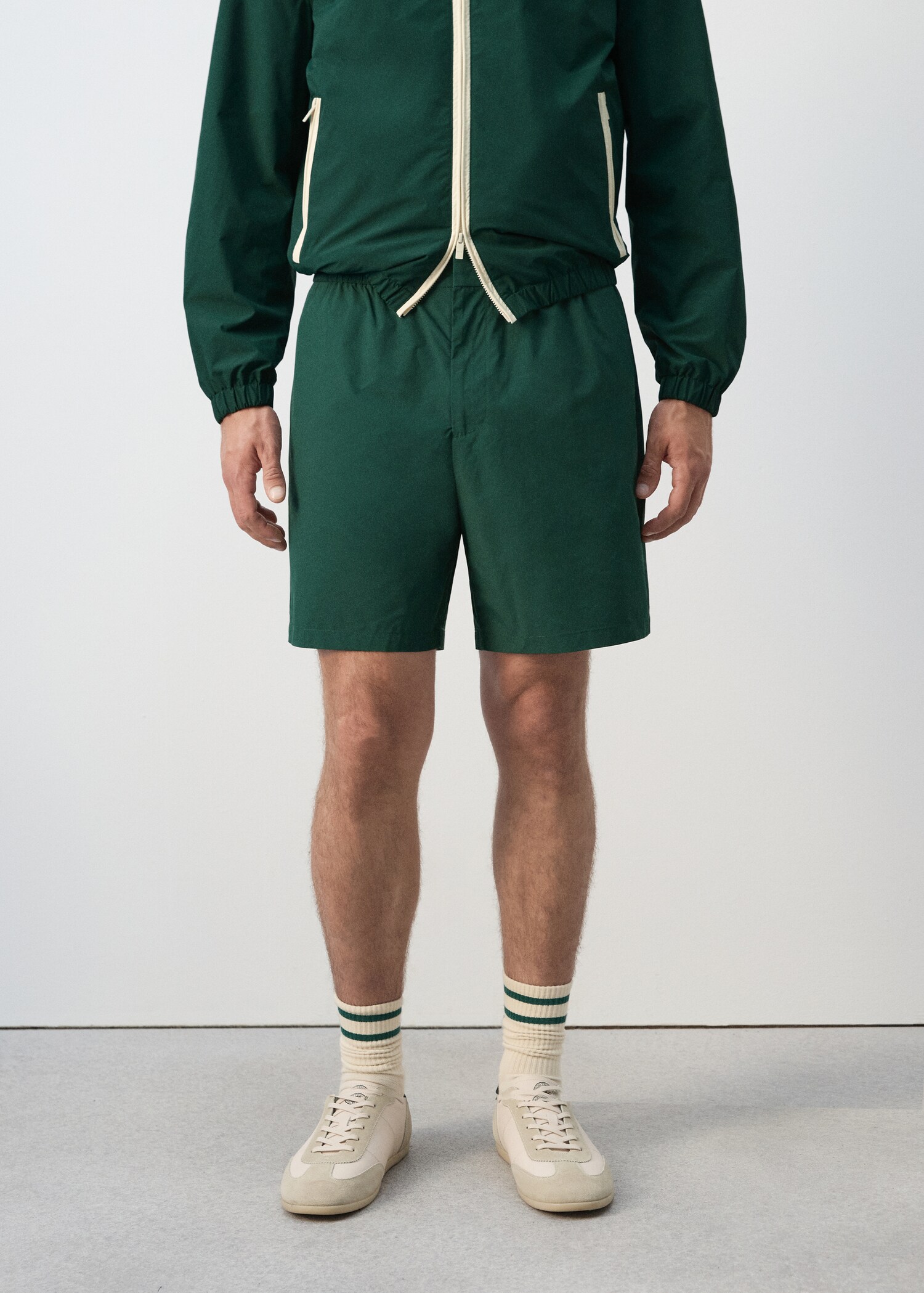 Regular-Fit-Bermudas mit Stickereien - Mittlere Ansicht