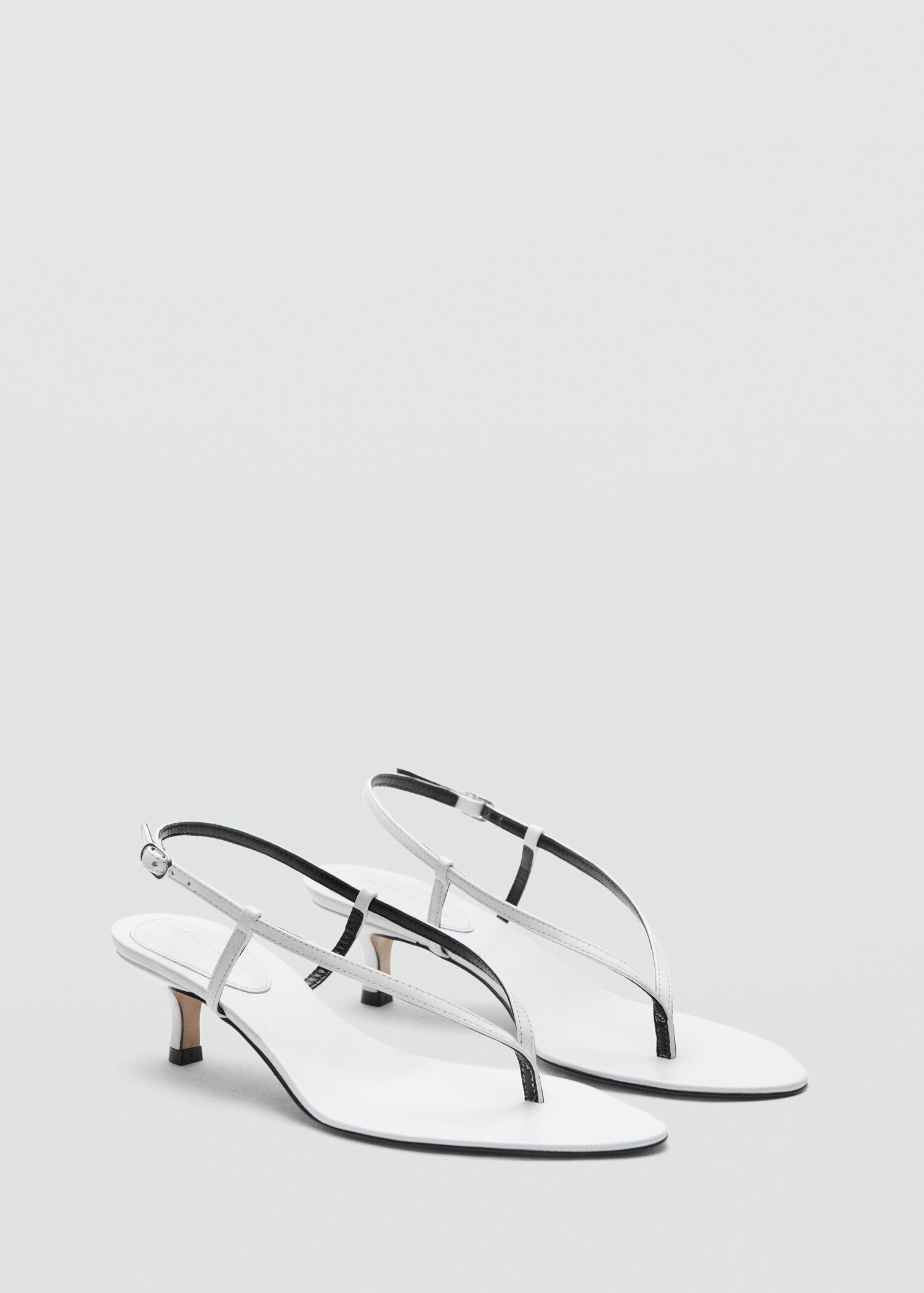 Кожаные босоножки на каблуке с ремешками - Средний план